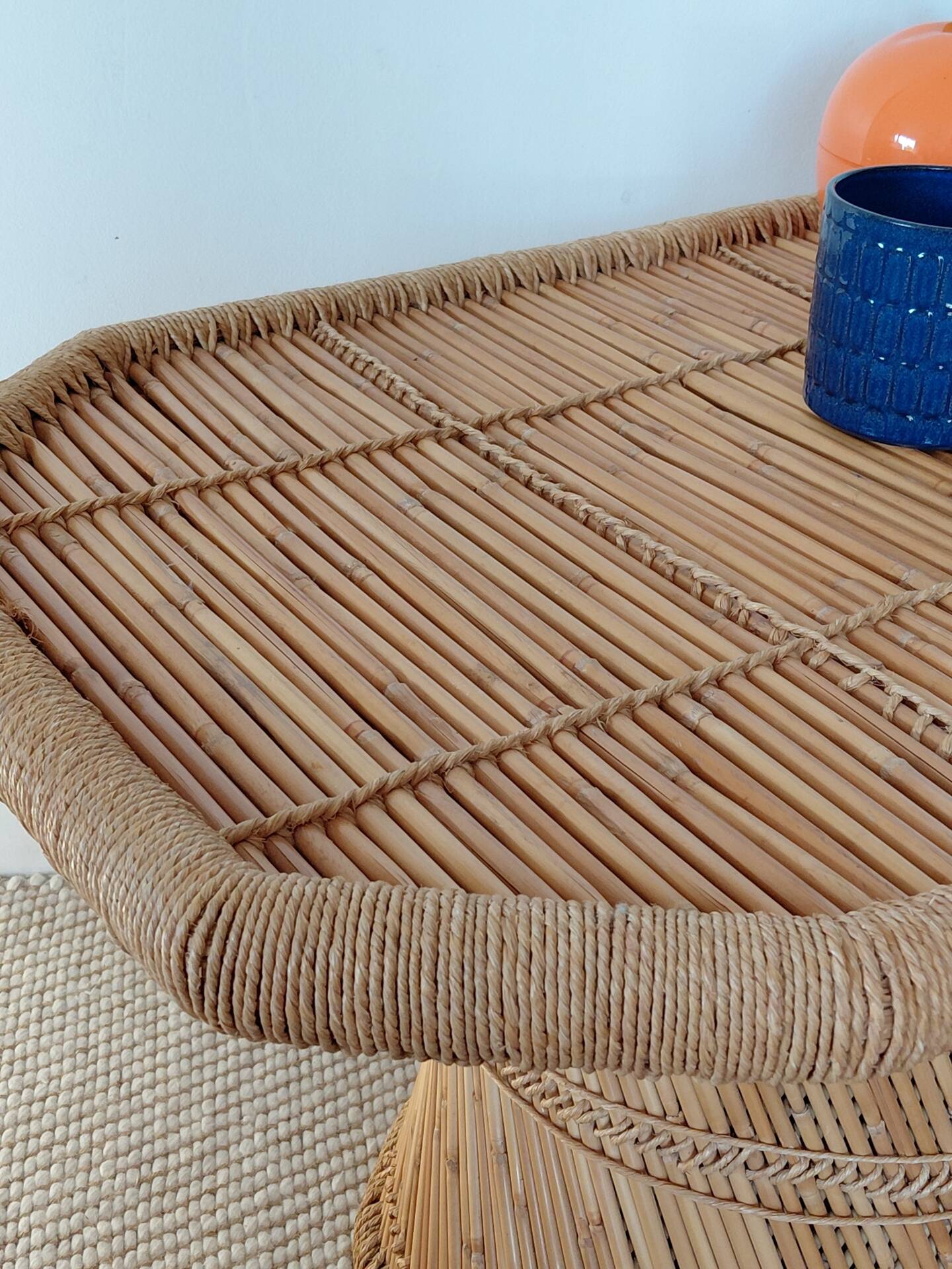 Table basse sculpturale en rotin tressé-vintage années 60/70