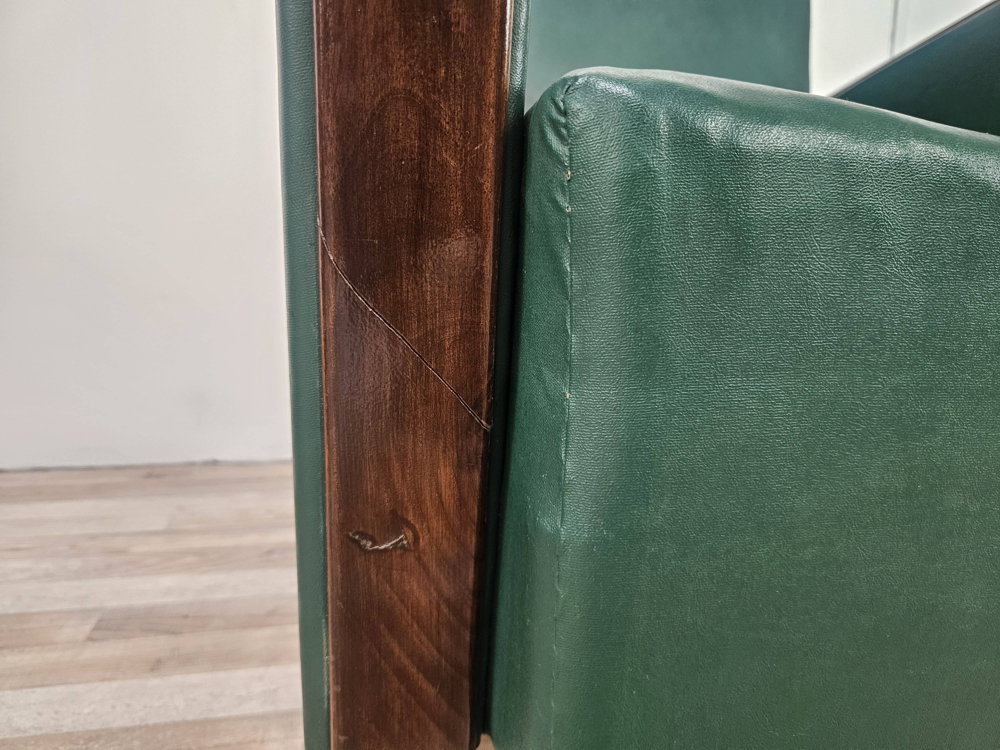 Pair of Art Decò armchairs in walnut and green leather, 1940