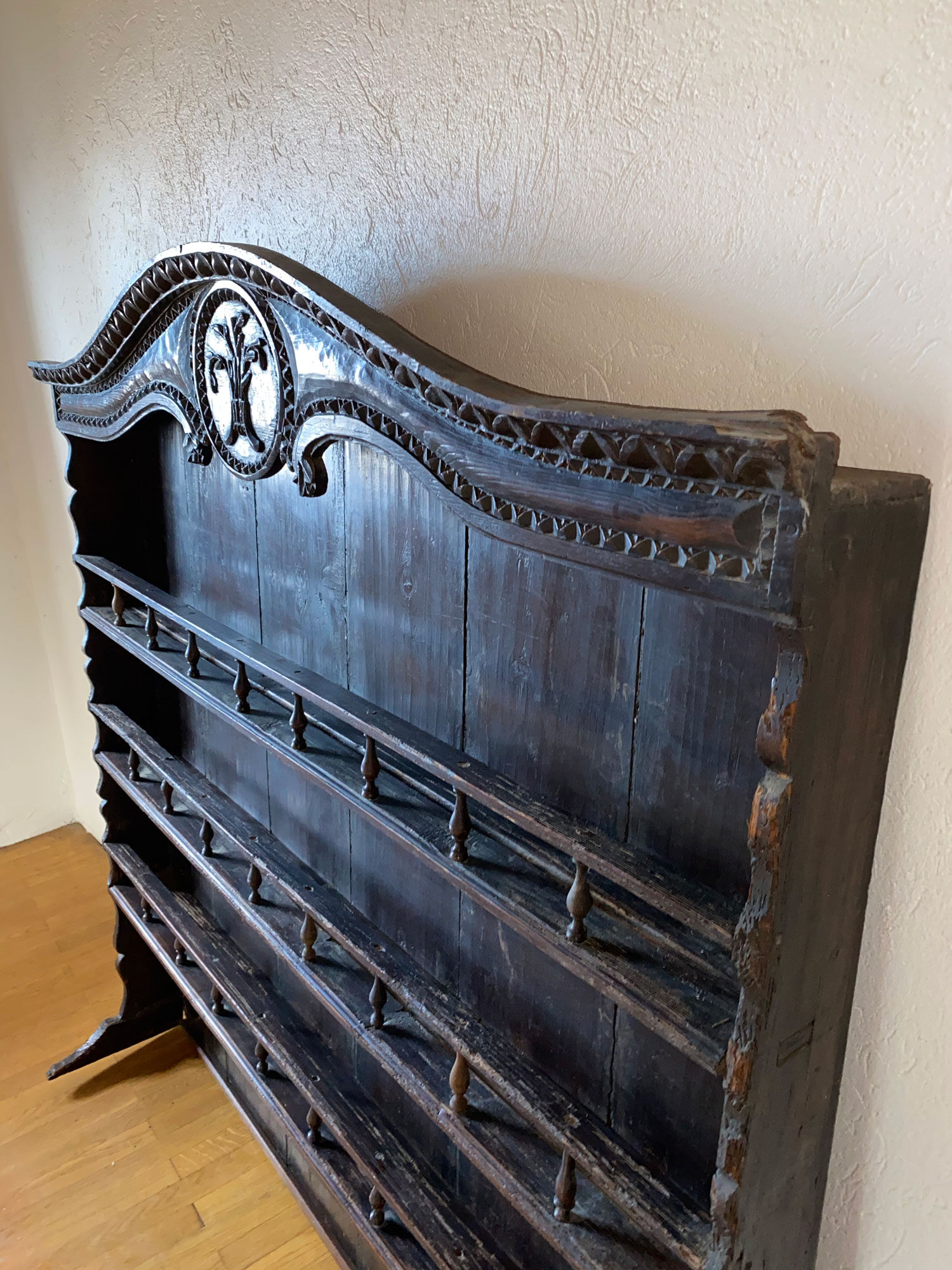 Croess Louis XV in celea carved Queyras