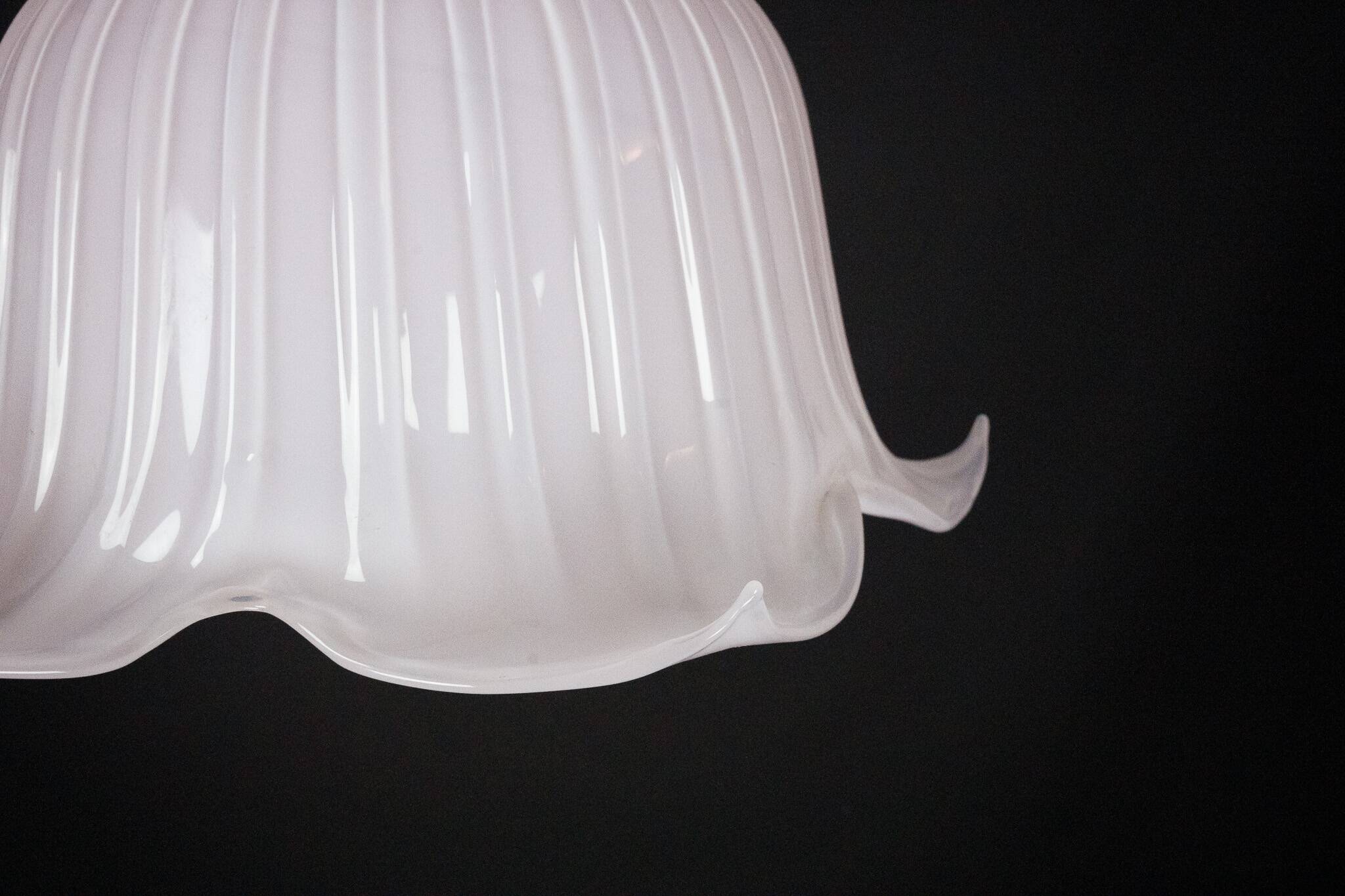 Large vintage flower-shaped chandelier in pink Murano glass, Italy 1980s.