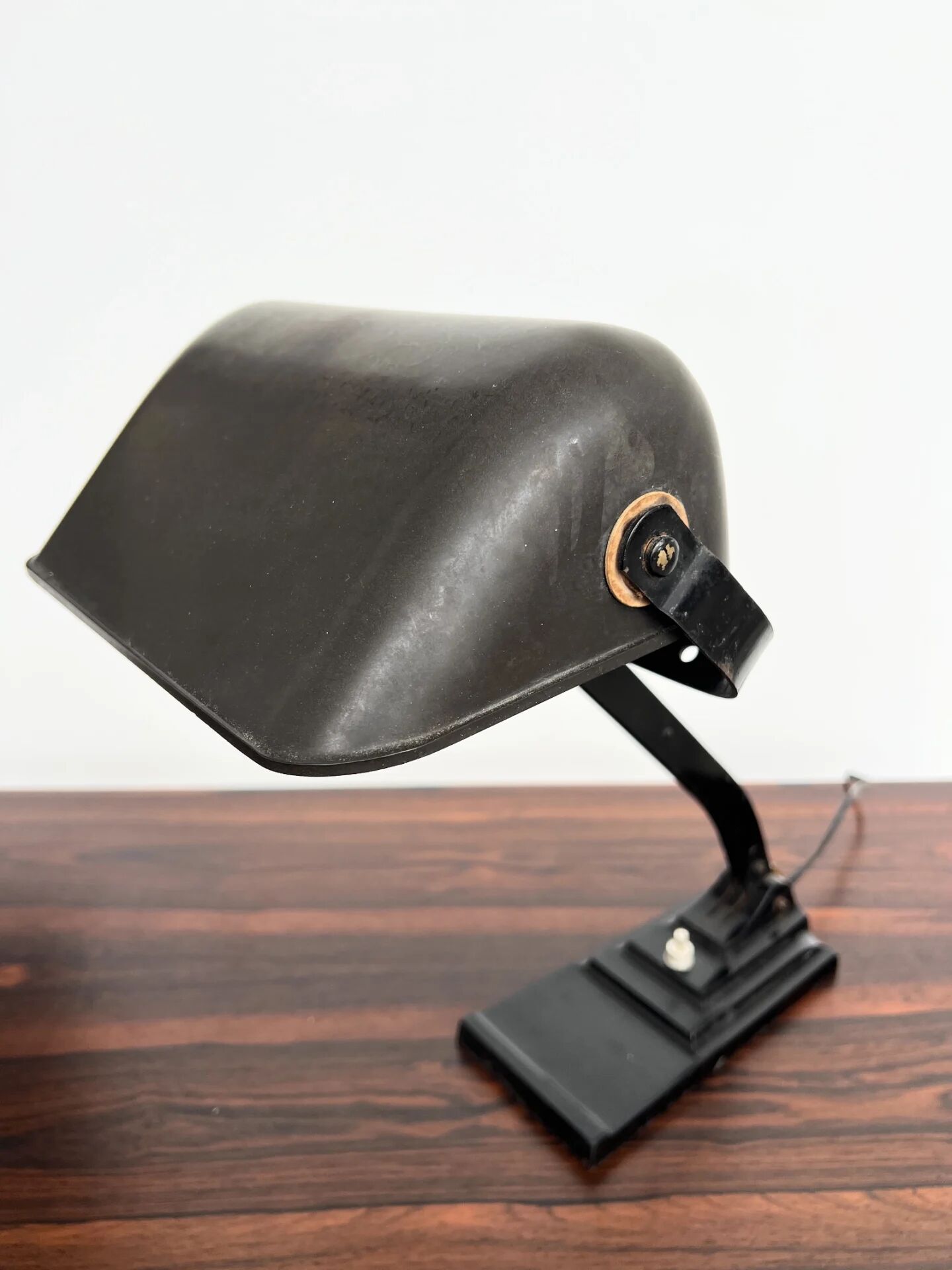 Lampe de bureau articulée ERPE — Métal noir et bakélite, Belgique, années 30-40