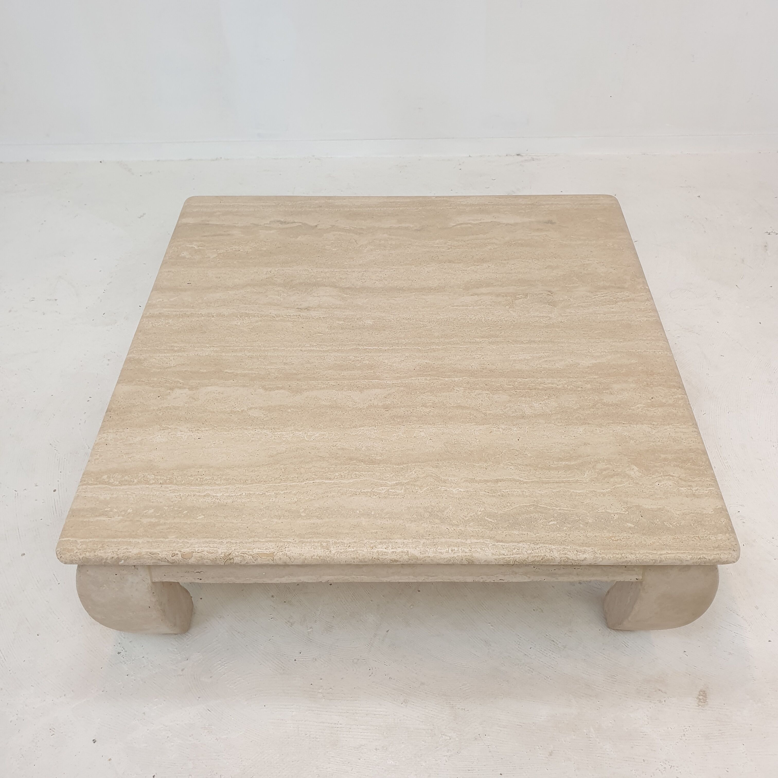 Table basse en travertin italien "Opium", années 1980.