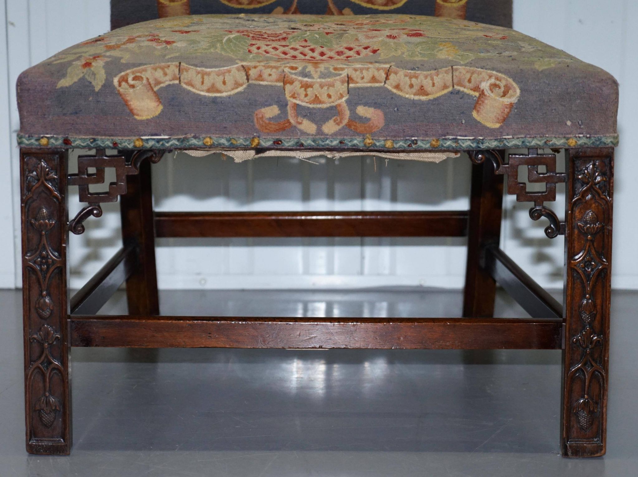 Paire de chaises Thomas Chippendale époque 1760 brodées sculptées