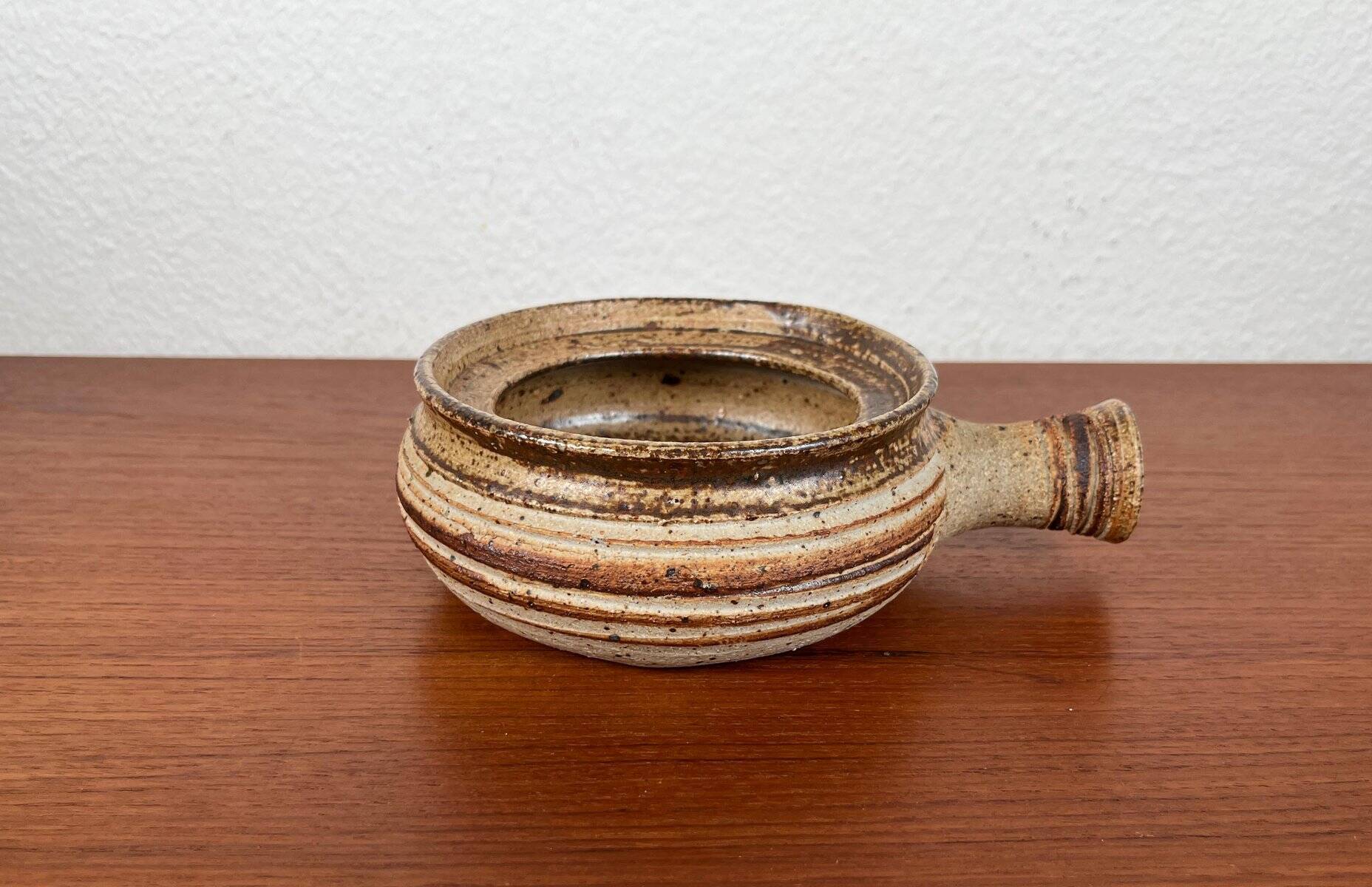 Danish studio pottery bowl from the mid-century by Tue Poulsen for Tue Keramik, 1960s.