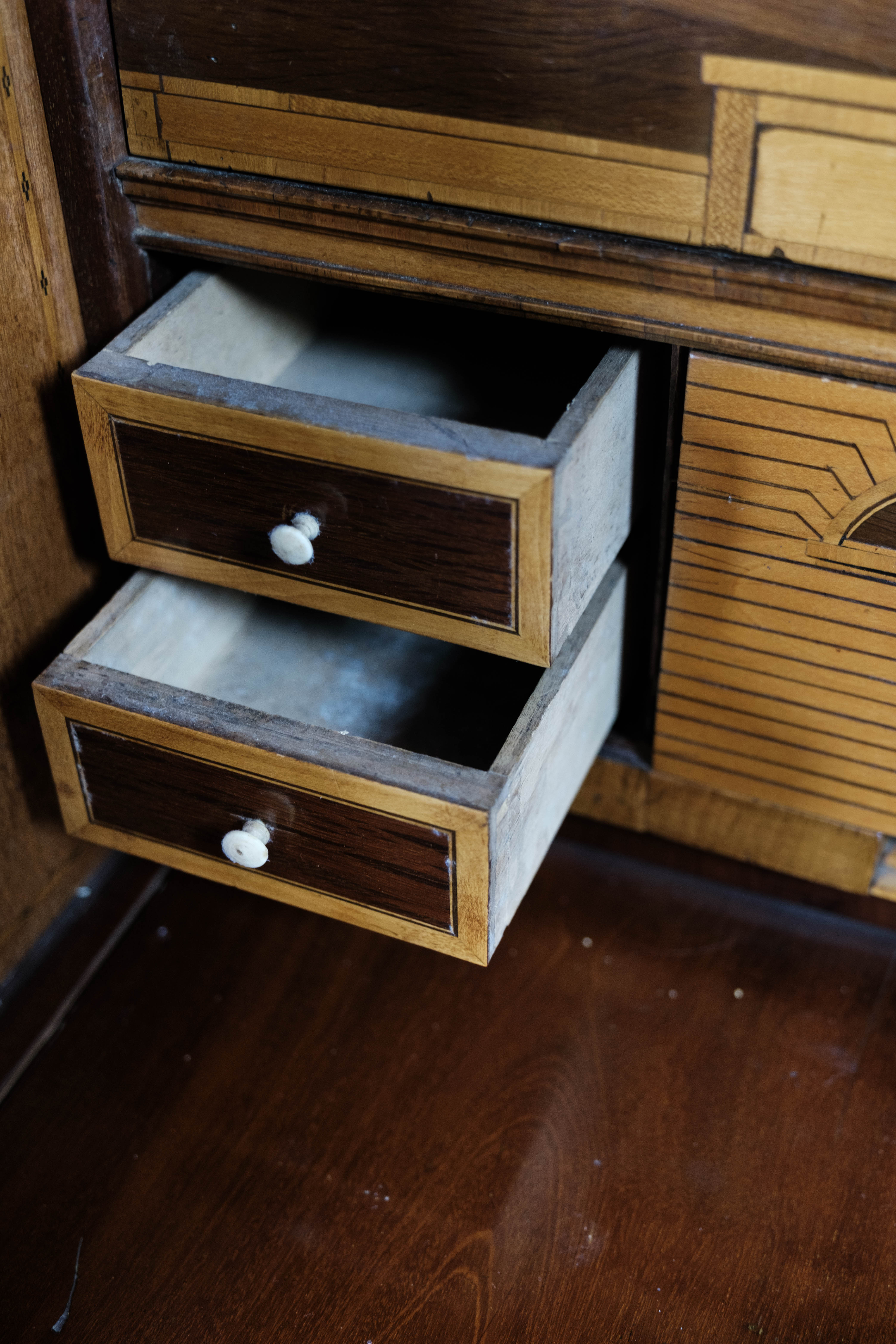 Empire bureau of polished mahogany with inlaid wood, 1840s