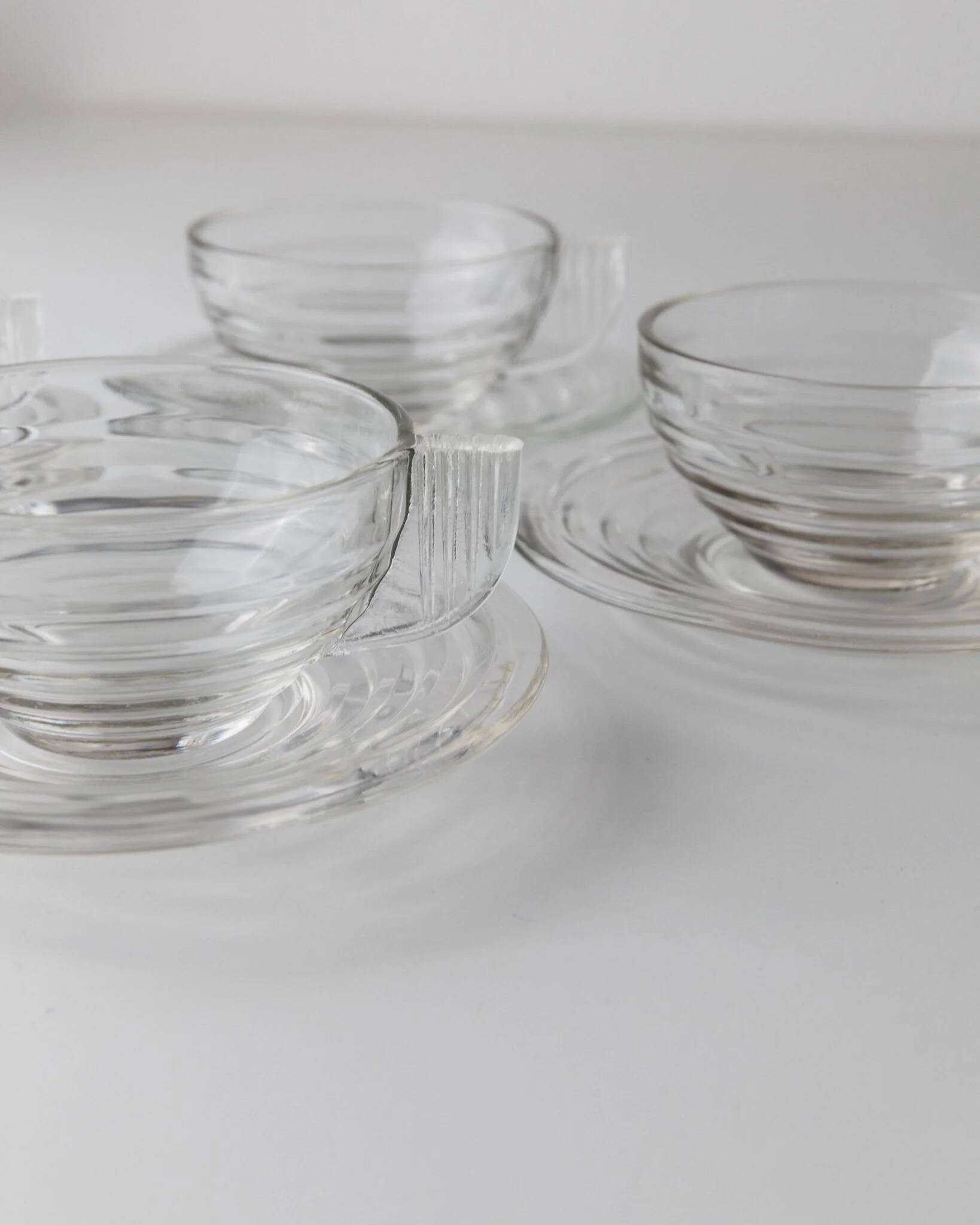 4 tasses en verre transparent avec soucoupes et embossage strié – Art Déco Italie années 1960, ensemble de vaisselle à thé élégant