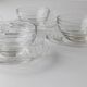 4 tasses en verre transparent avec soucoupes et embossage strié – Art Déco Italie années 1960, ensemble de vaisselle à thé élégant