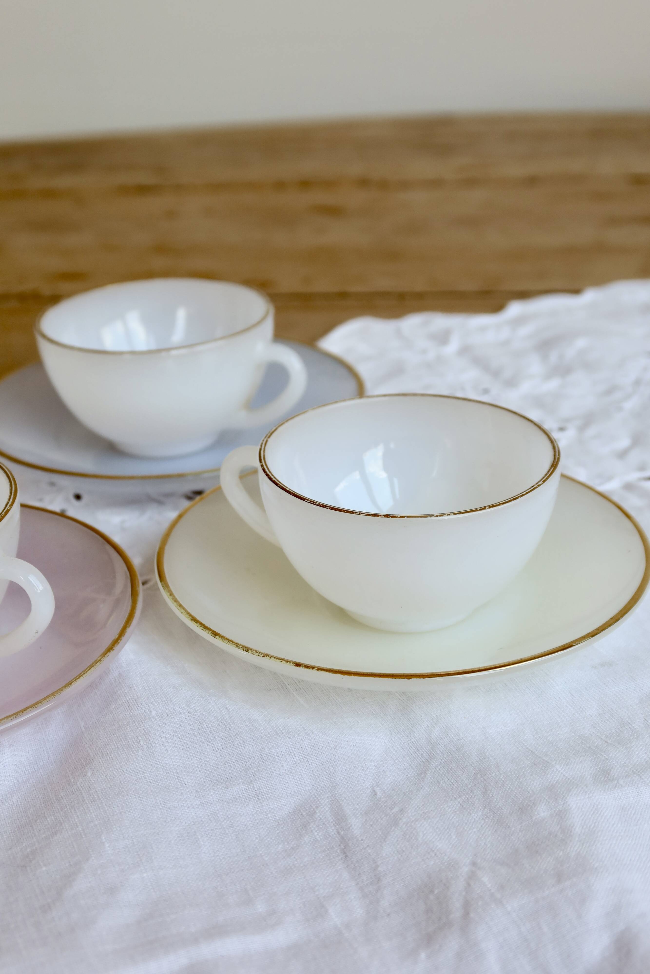 4 vintage Arcopal Arlequin coffee cups - 1960s - Pastel and gold trim
