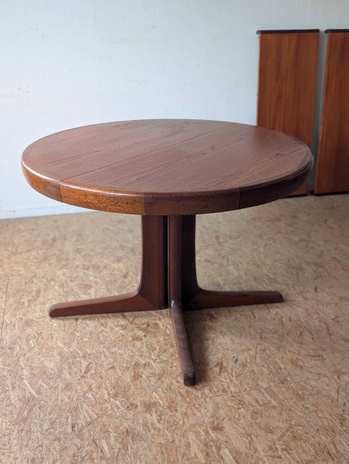 Round teak table with star base, 1960s, extendable.