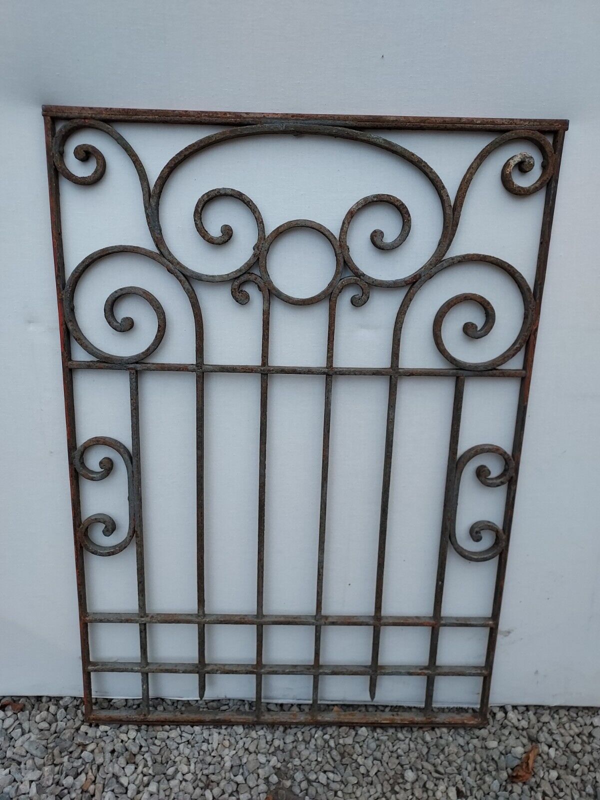 Grille de porte en fer forgé