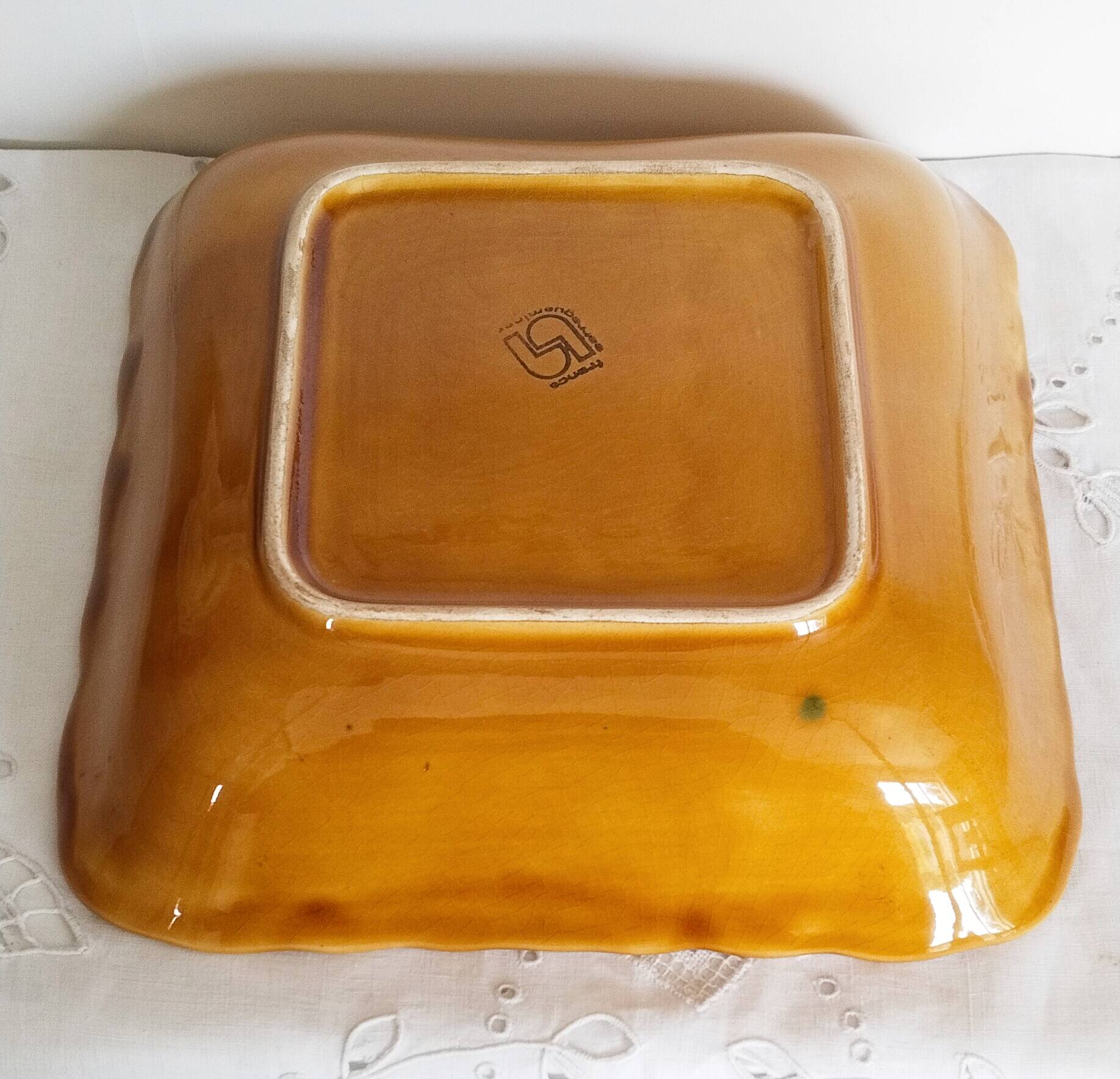 Fruit dish in slip, Sarreguemines earthenware