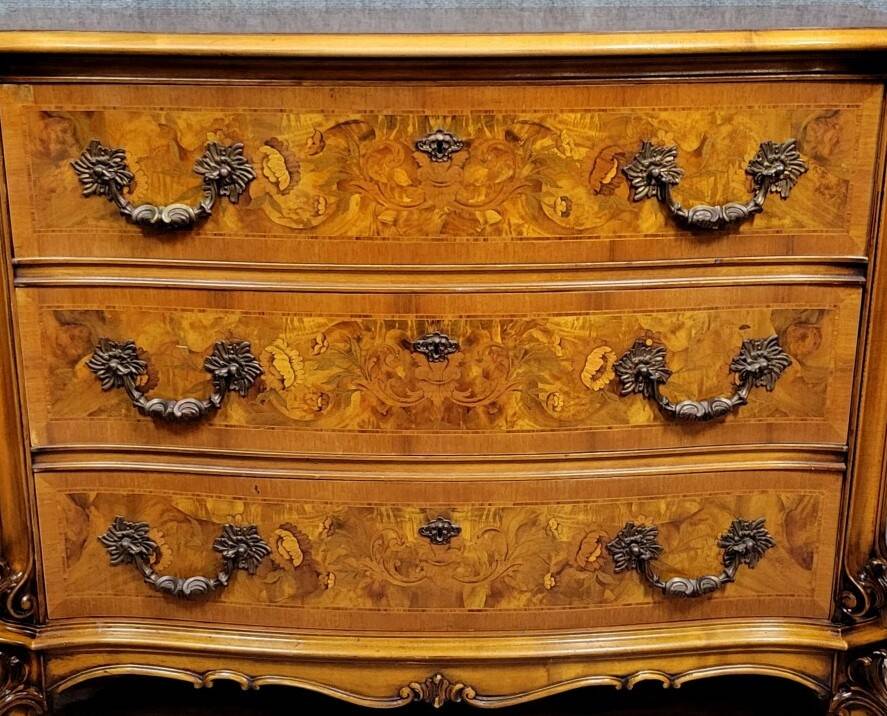 Commode galbée en marqueterie de noyer – Style Louis XV