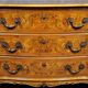 Commode galbée en marqueterie de noyer – Style Louis XV