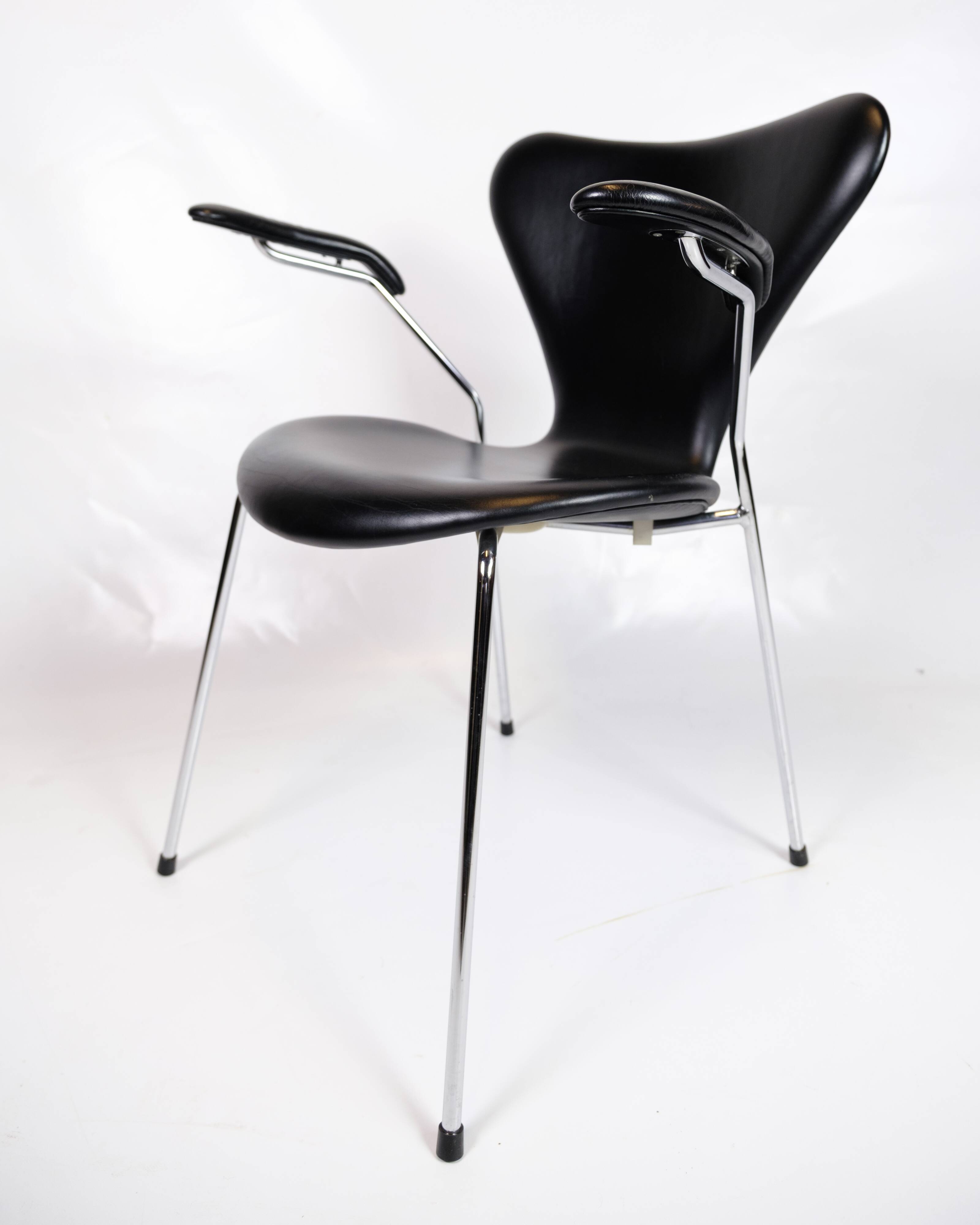 Seven Chair With Arms Model 3207 Made In Black Leather By Arne Jacobsen For Fritz Hansen