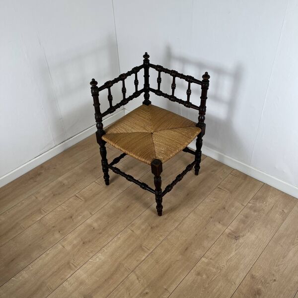 Chaise d'angle en bois sculpté et paille fin XIXème s.