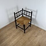 Corner chair in carved wood and straw, late 19th century.