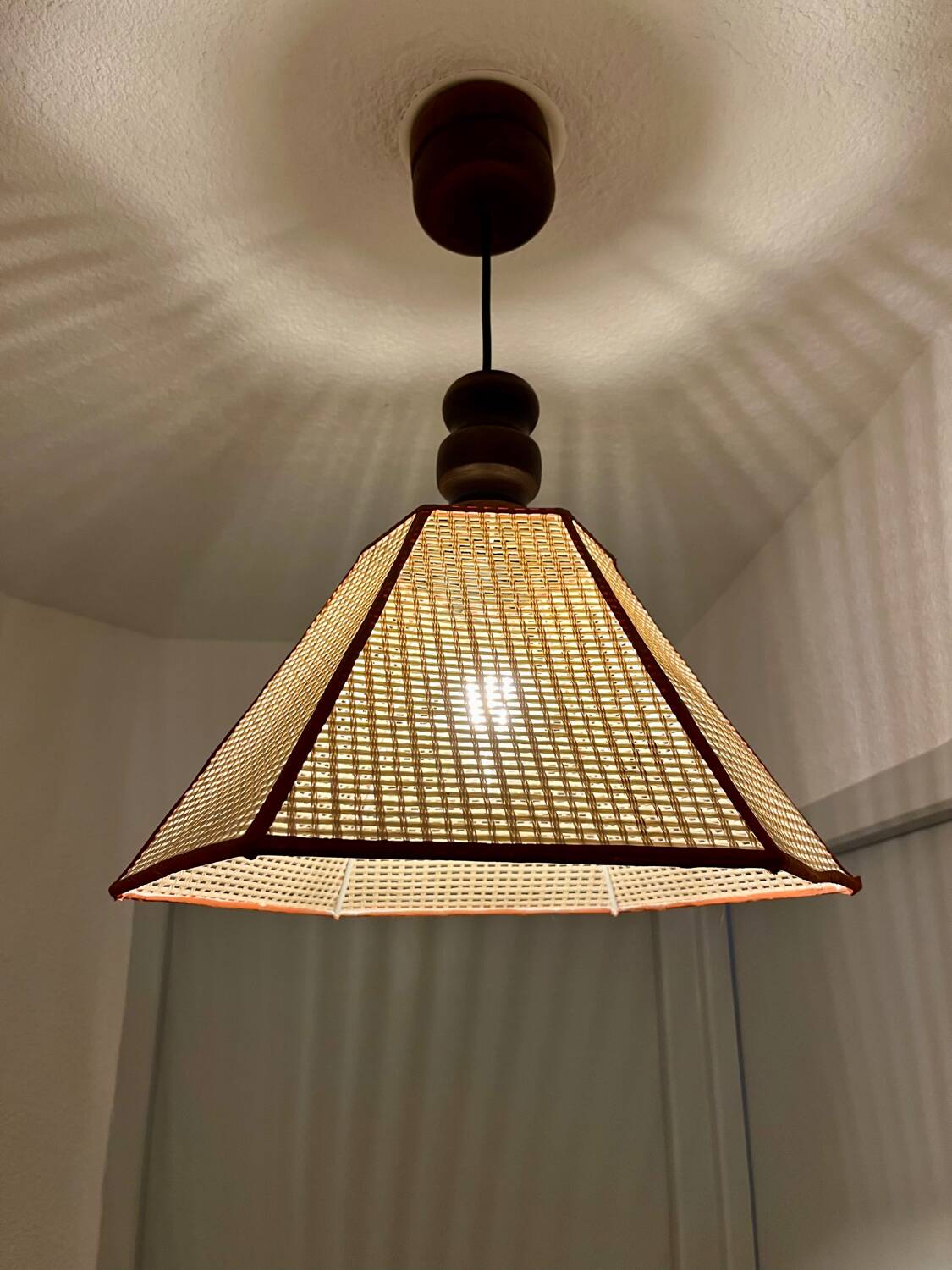 Suspension vintage en bois et cannage