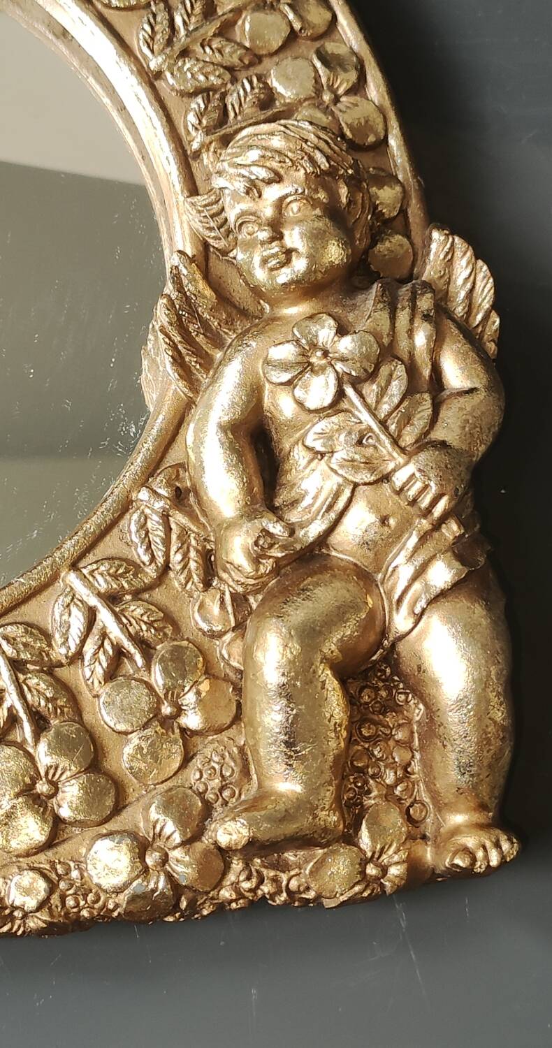 Shabby Chic round mirror. Putti/Cherub decor. Floral motifs. Dimensions: 20 x 20 cm.