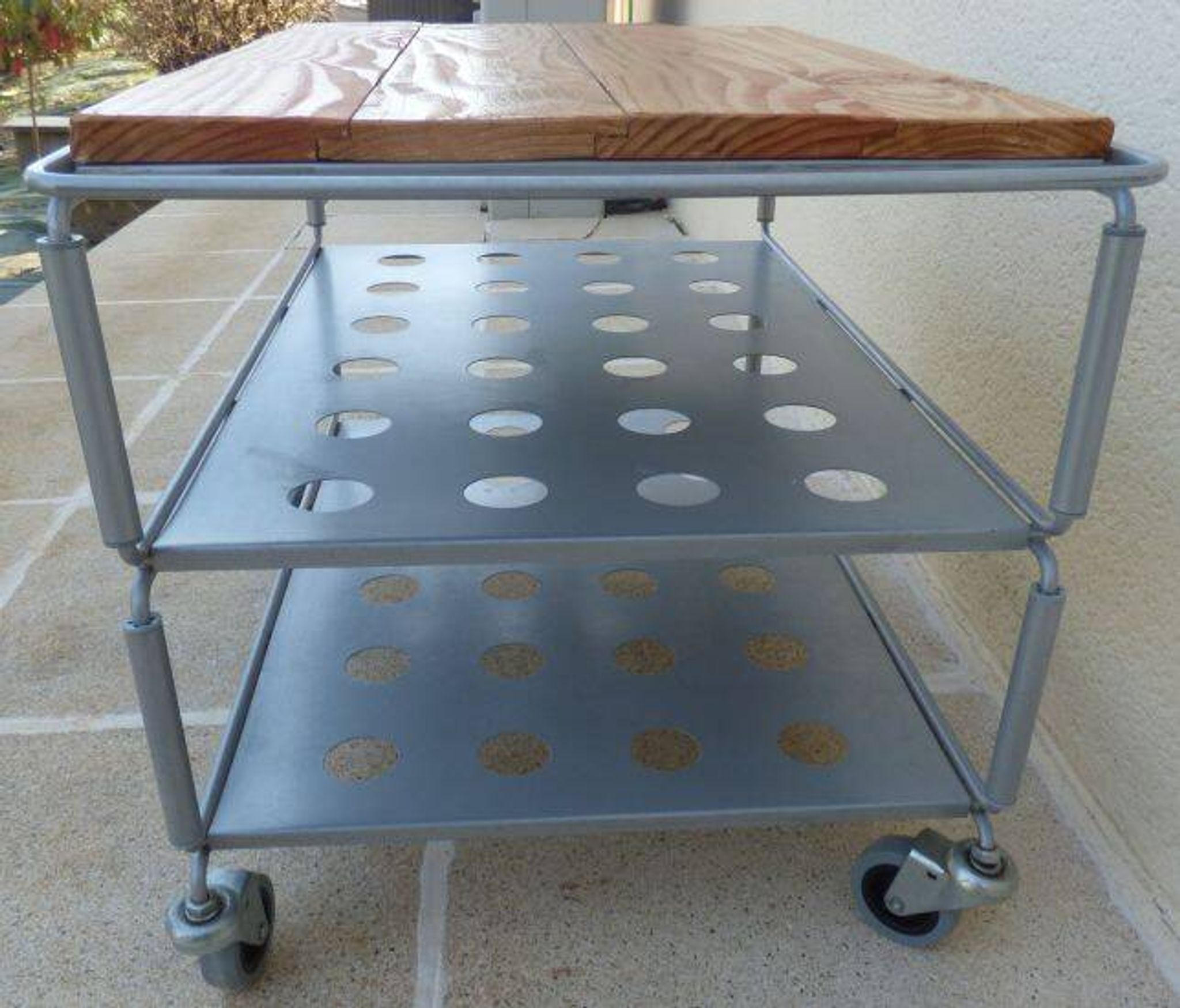 Metallic trolley with wheels, 3 levels with wooden top.