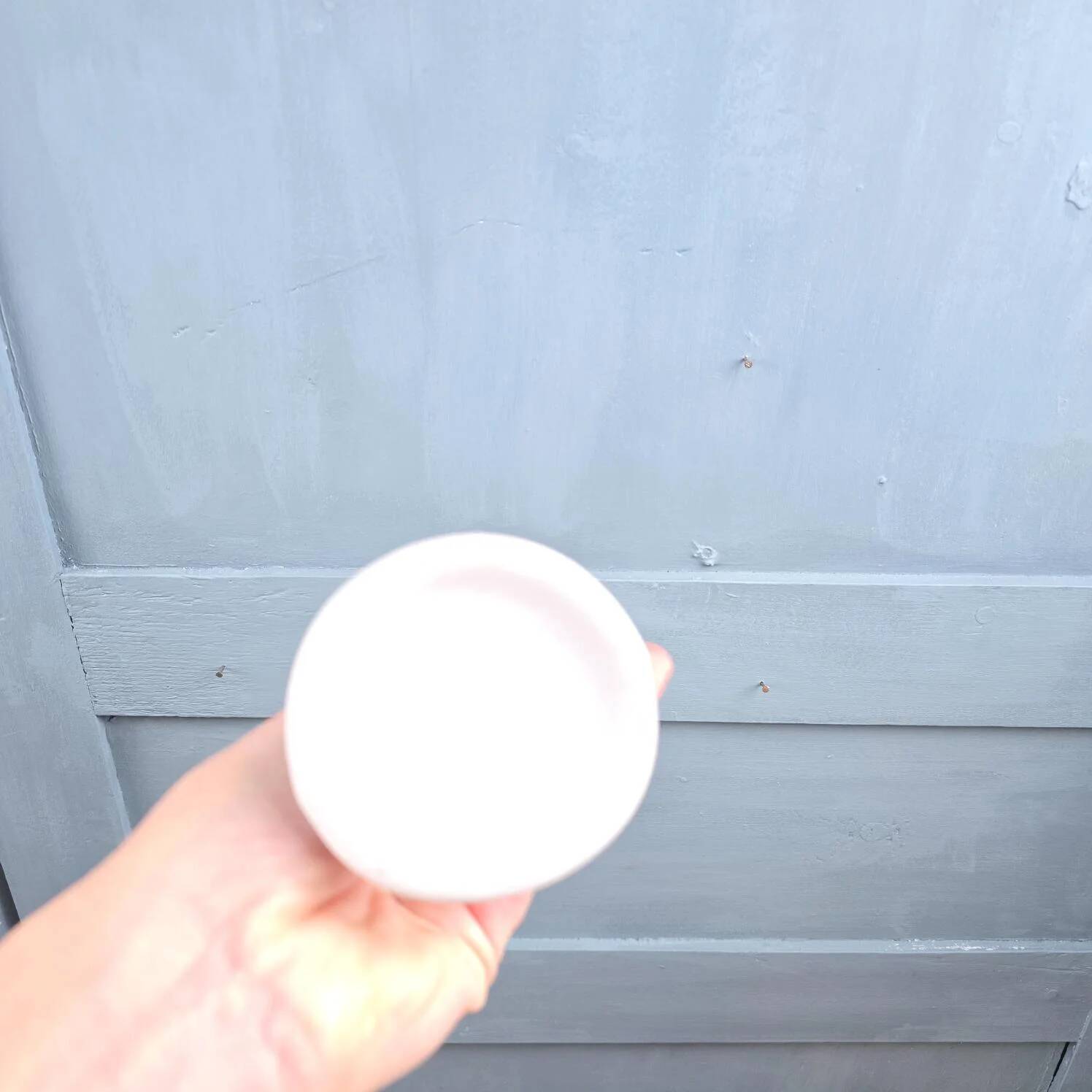 Main Baguier / Soliflore en porcelaine blanche