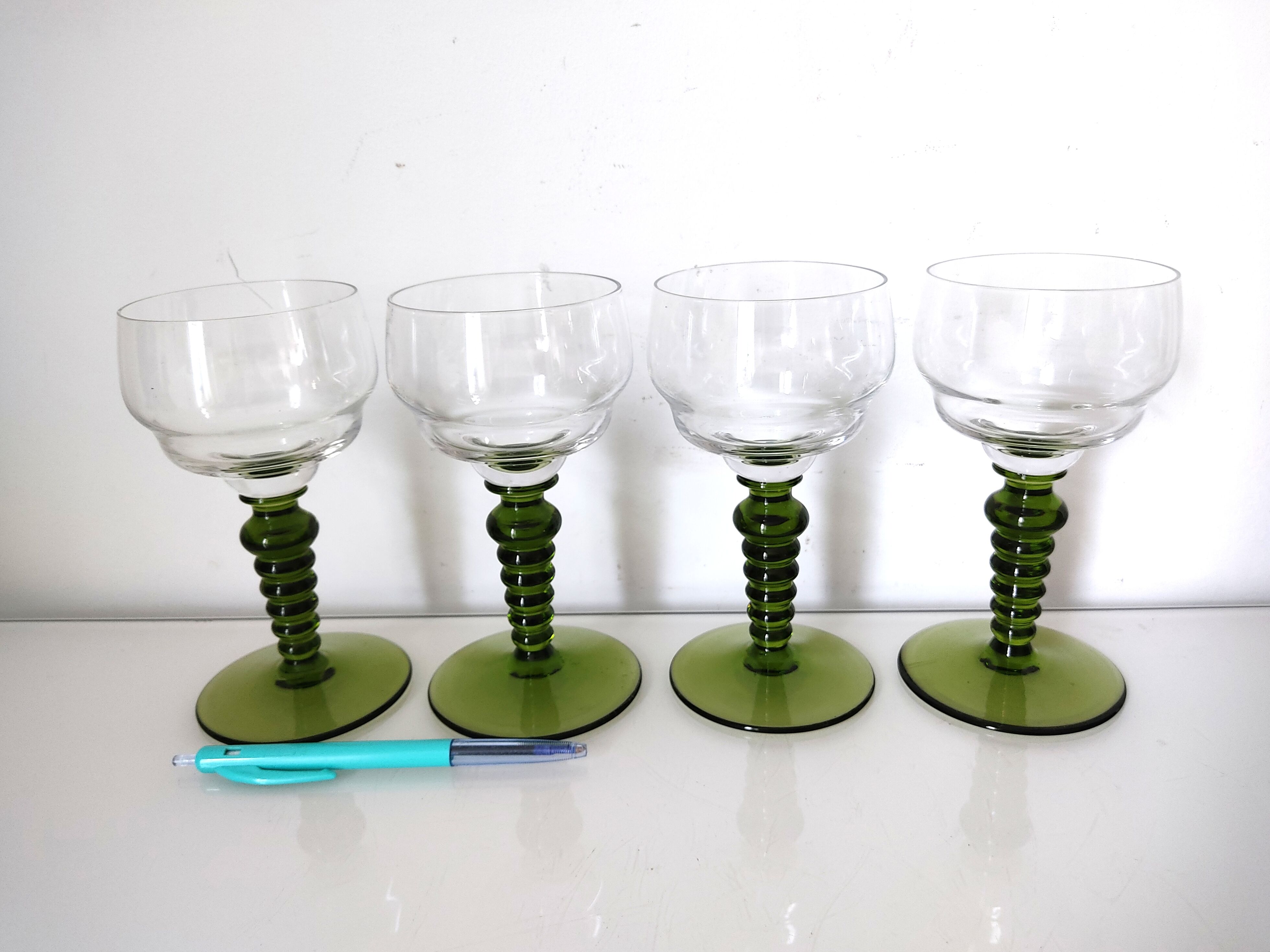 Set of 4 crystal glasses with green foot
