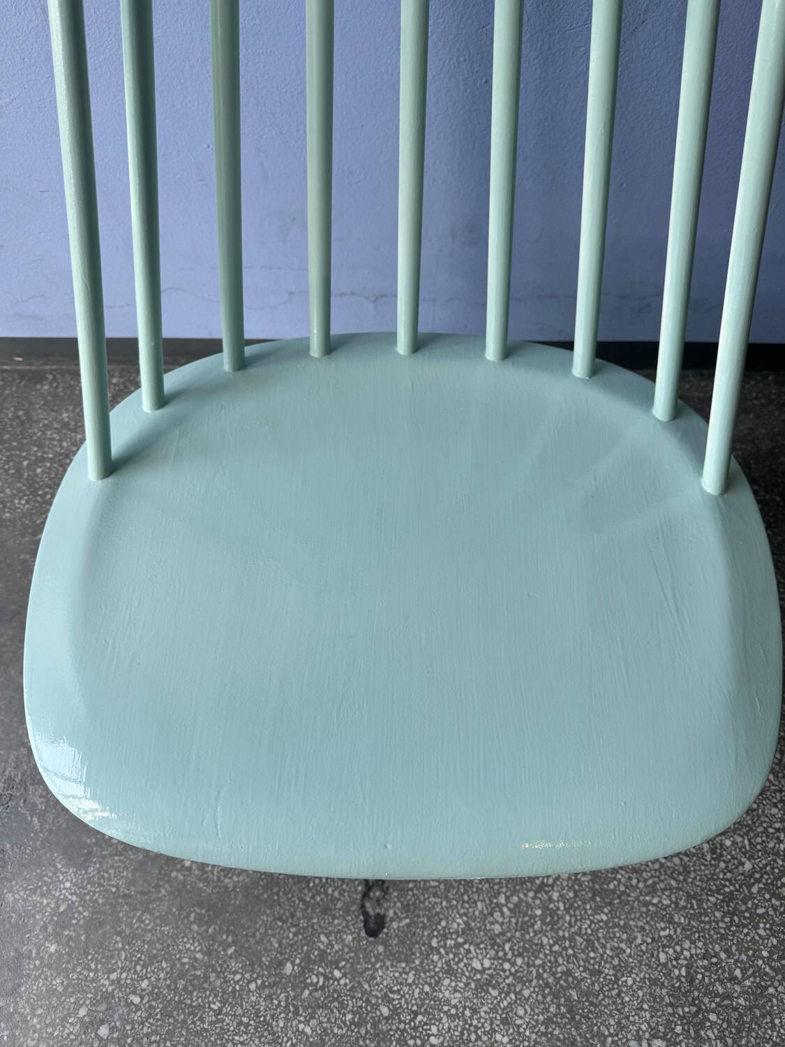 Chaise bâton blanche « Mademoiselle » du Finlandais Ilmari Tapiovaara