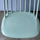 Chaise bâton blanche « Mademoiselle » du Finlandais Ilmari Tapiovaara