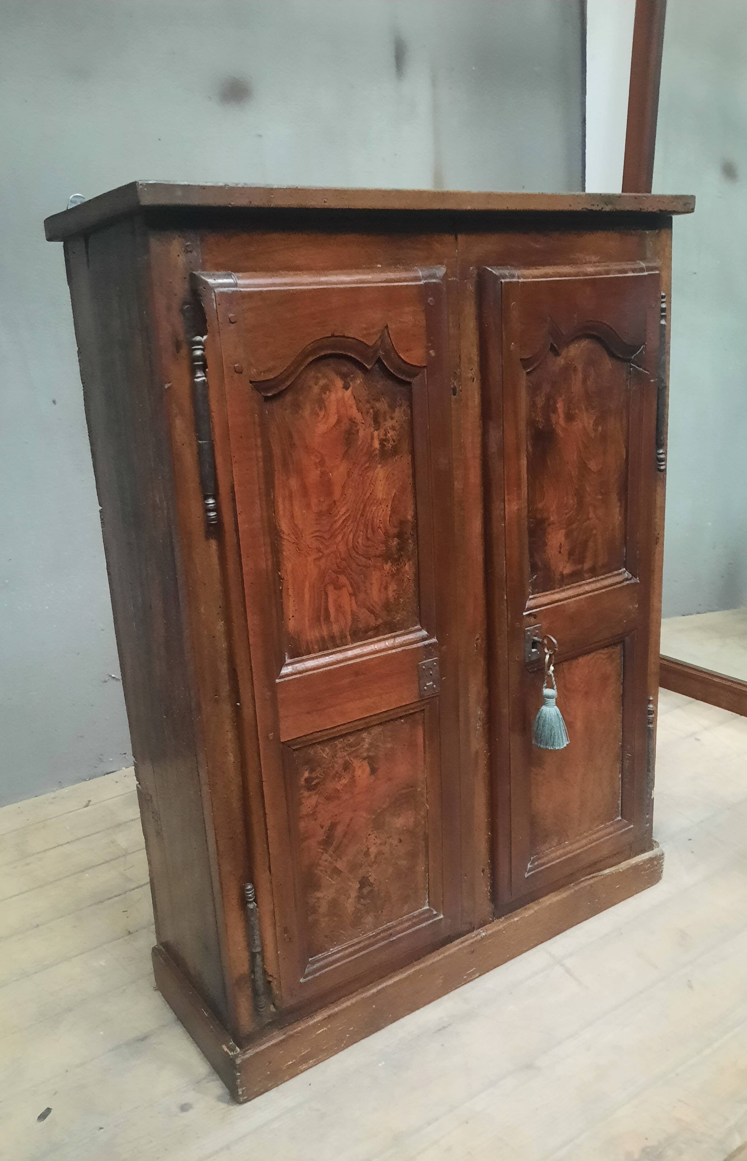 Bressane armoirette with 2 doors