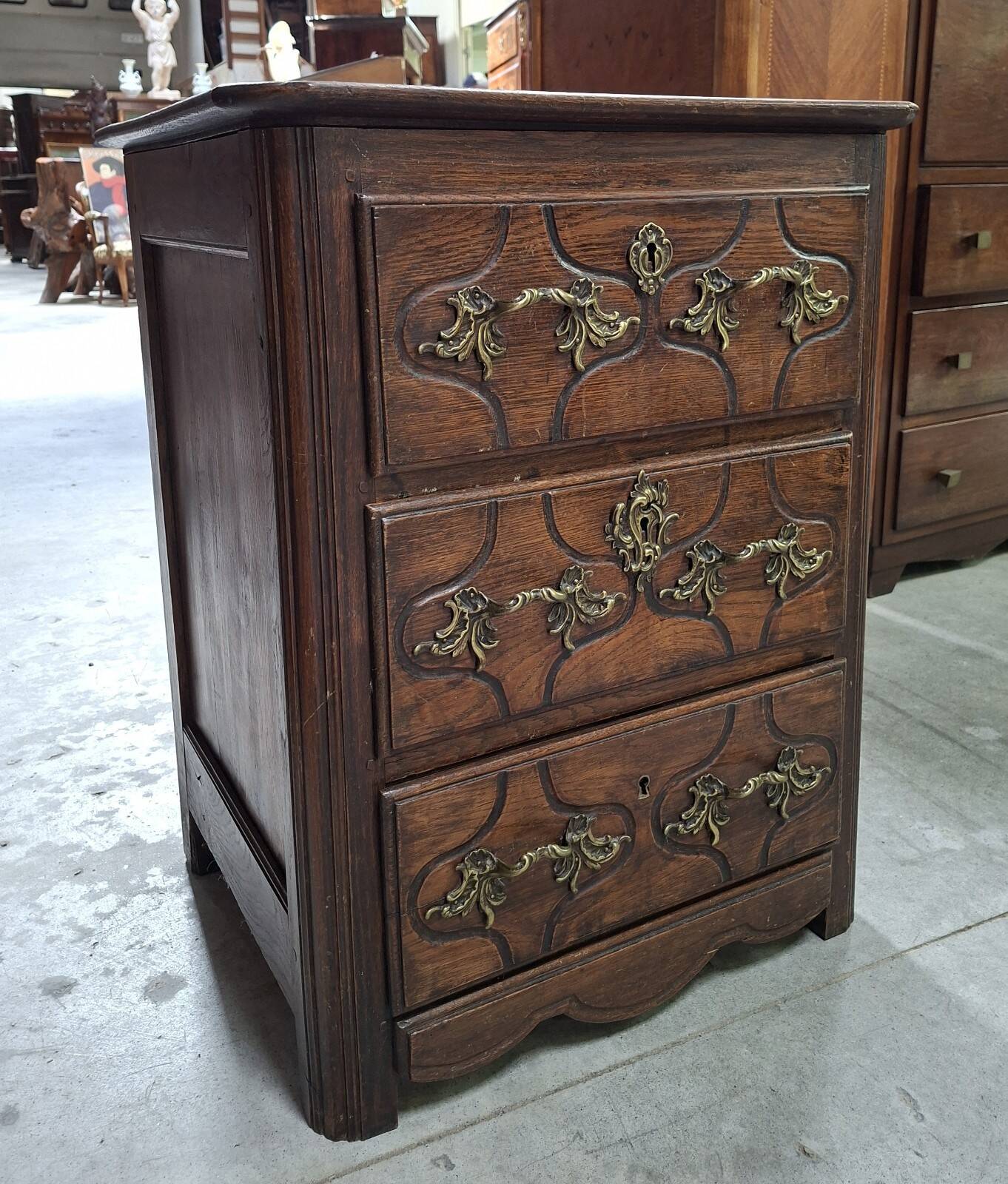 Louis XIV commode in oak – Sculpted decoration and bronze fittings – 18th century