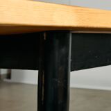 Longue table en pin canadien avec pieds noirs