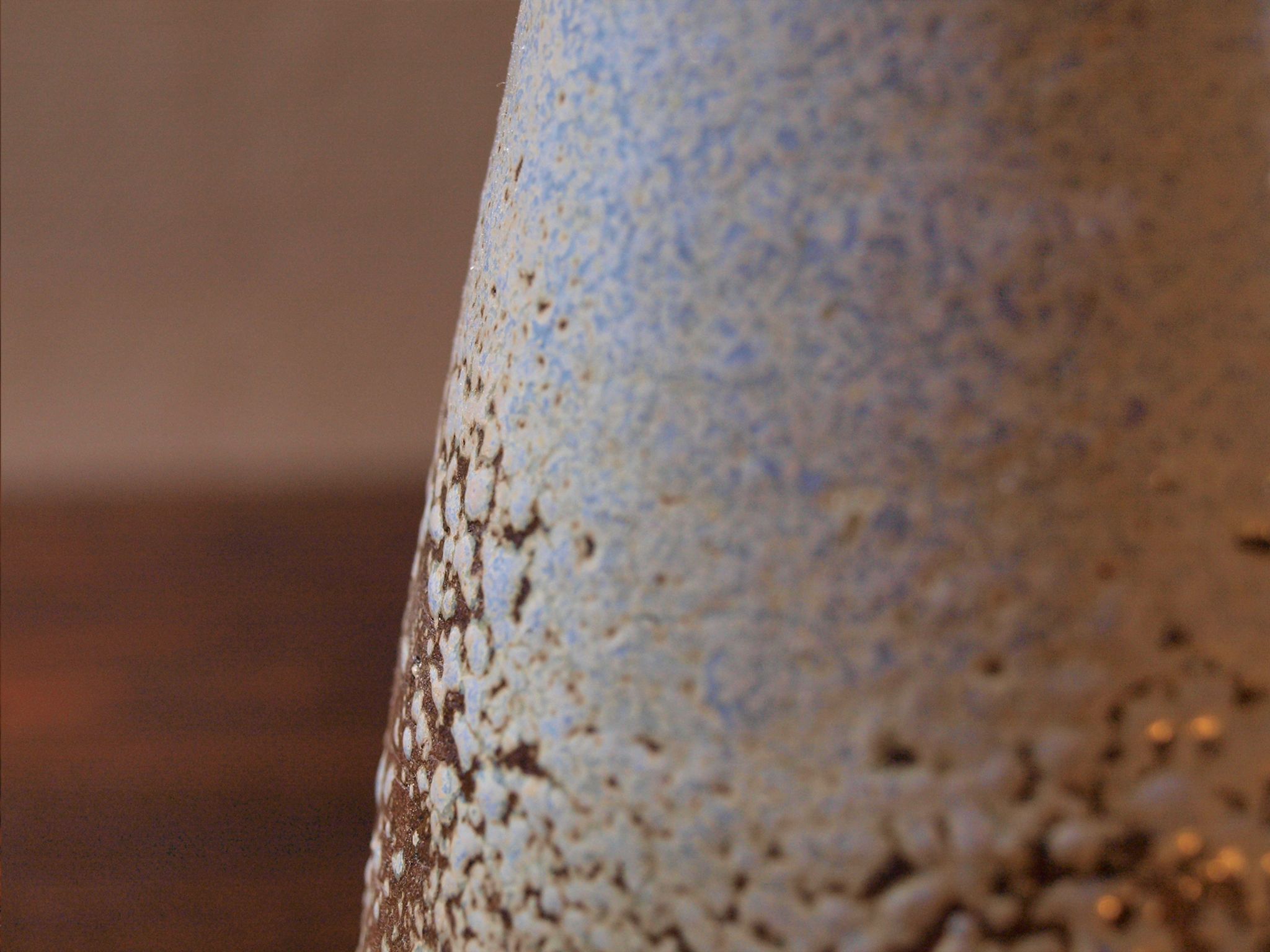 Vase diabolo brutaliste de Joël Baudoin, années 60