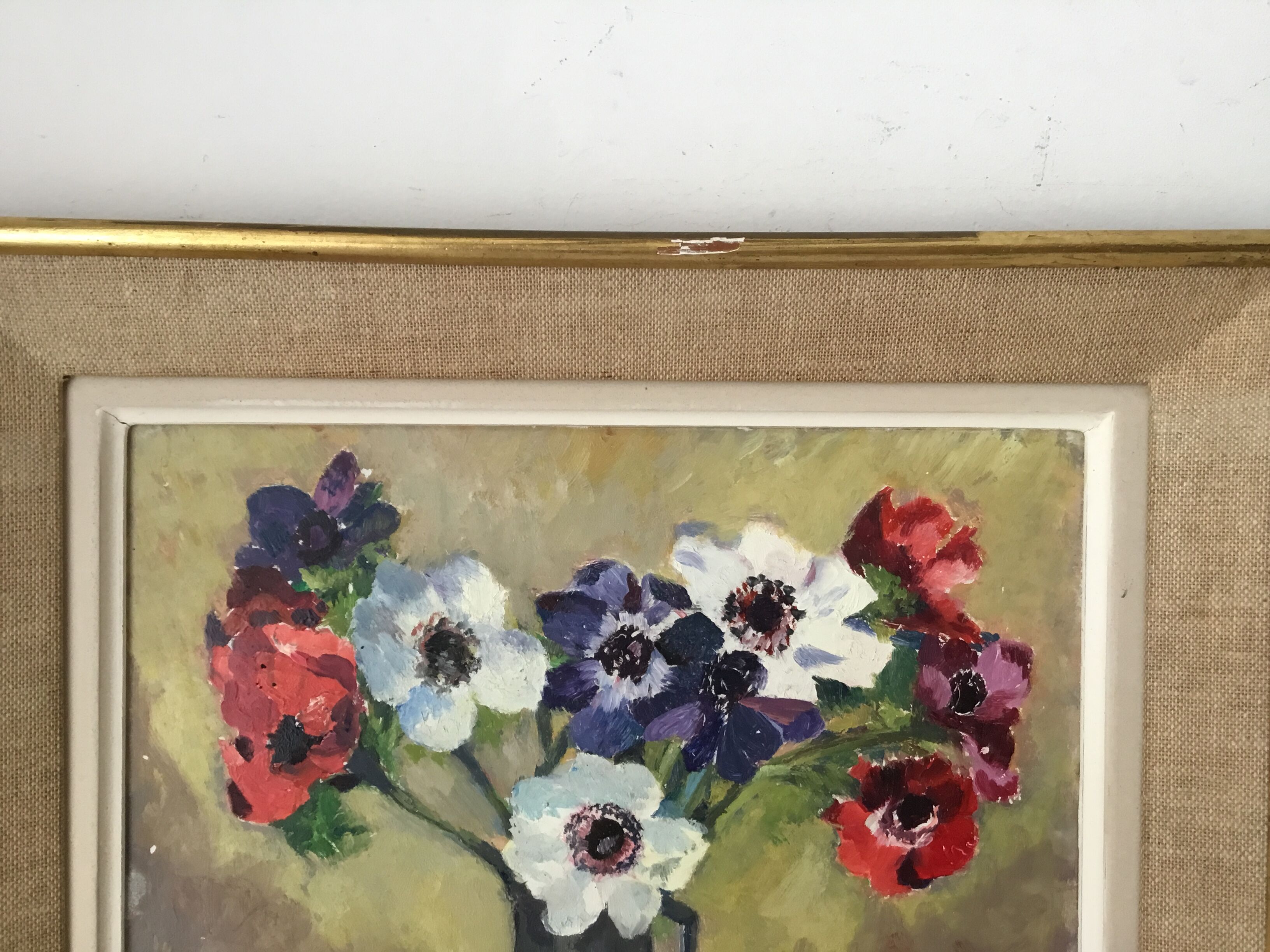 Table framed bouquet of flowers