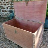 Coffre ancien en bois sculpté