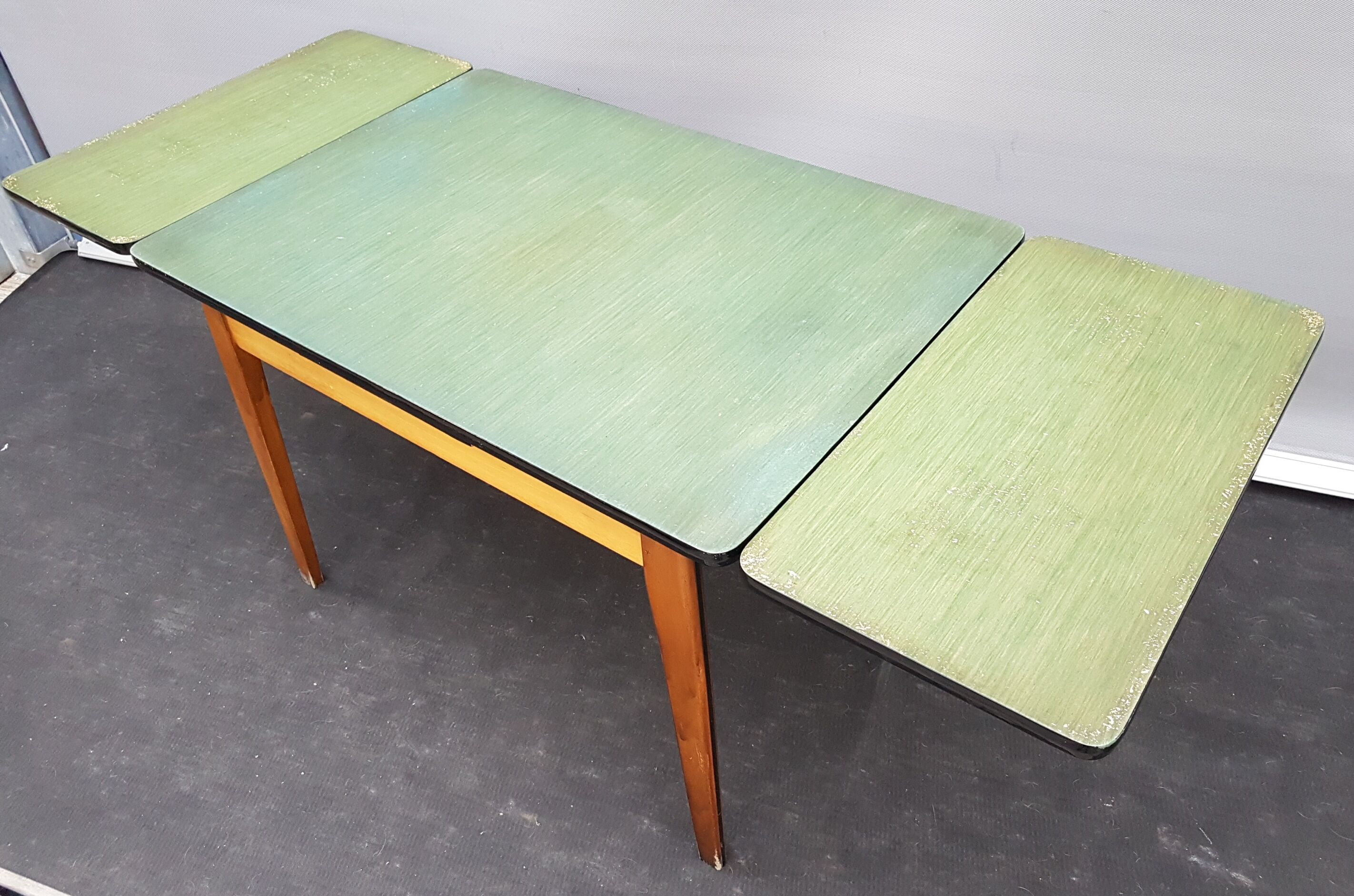 Chinagreen wood and vinyl expandable table