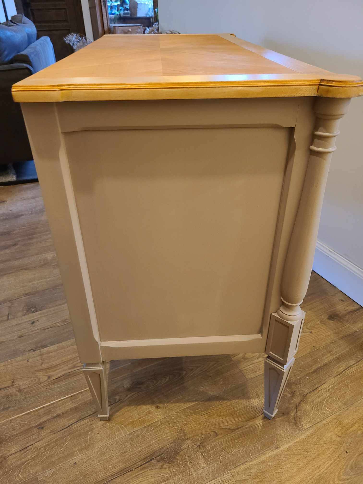 Commode en bois peint
