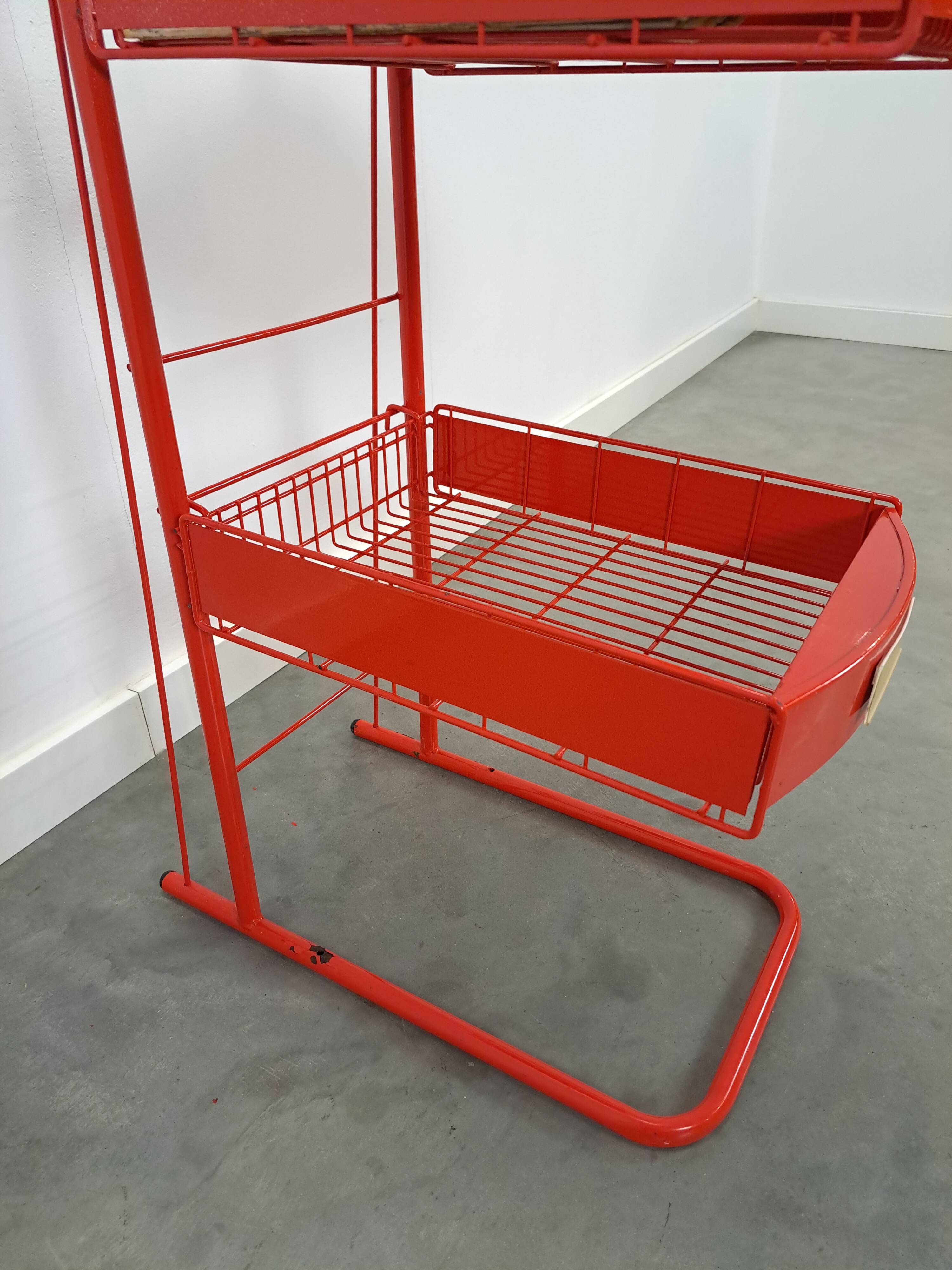 Rood metalen winkelvitrine winkelrek met manden vintage