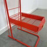 Rood metalen winkelvitrine winkelrek met manden vintage