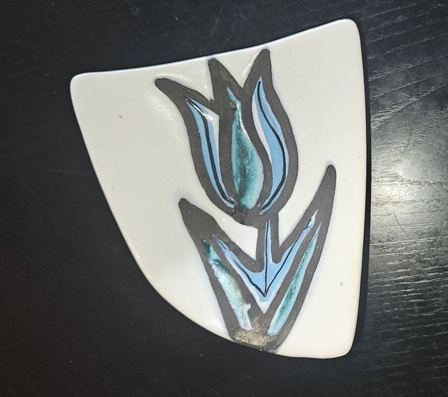 CAPRON - Small Trilobed Cup with Blue Tulip Decor M13