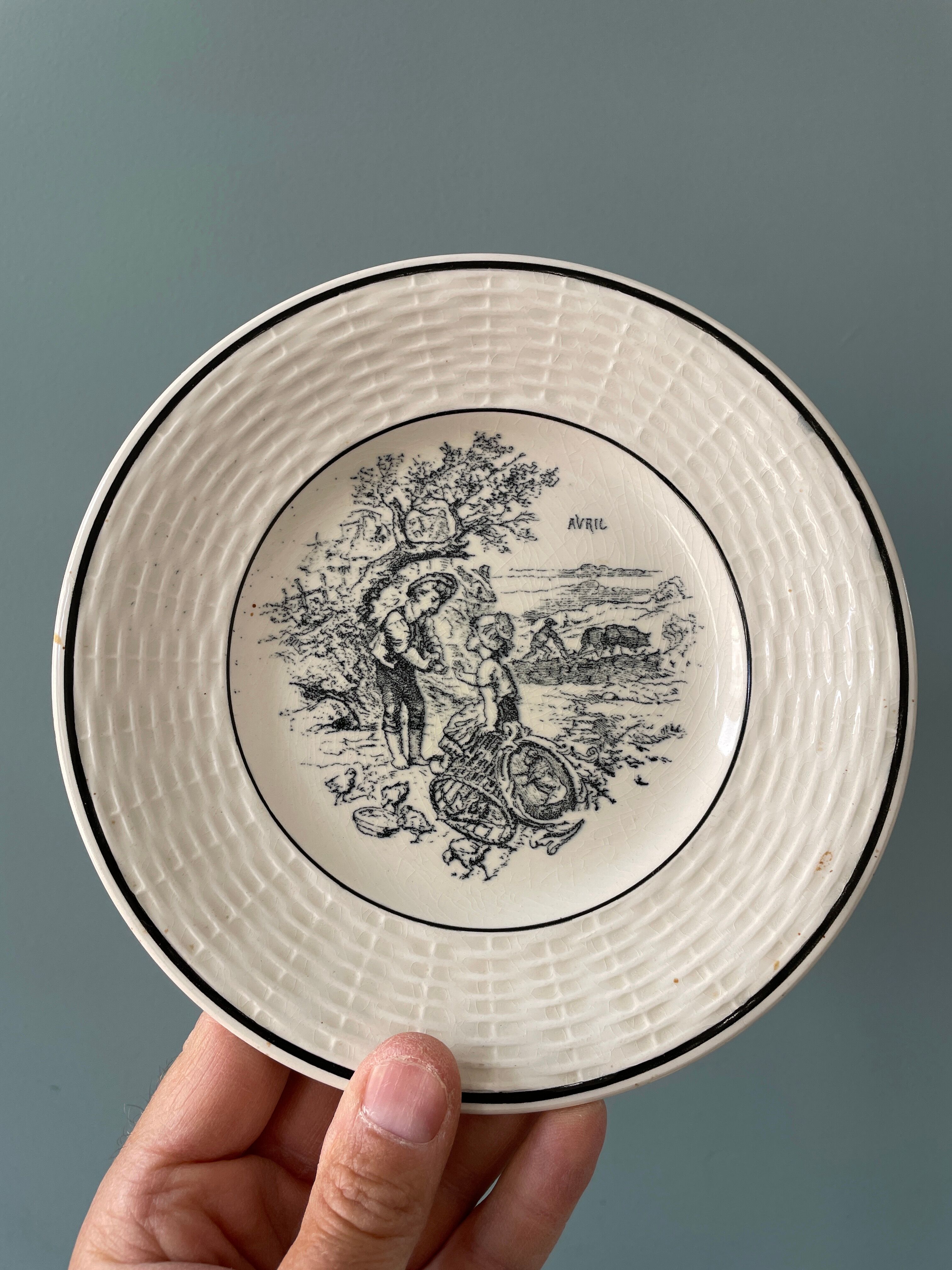 Lot de 12 petites assiettes Digoin Sarreguemines, « Les Mois »