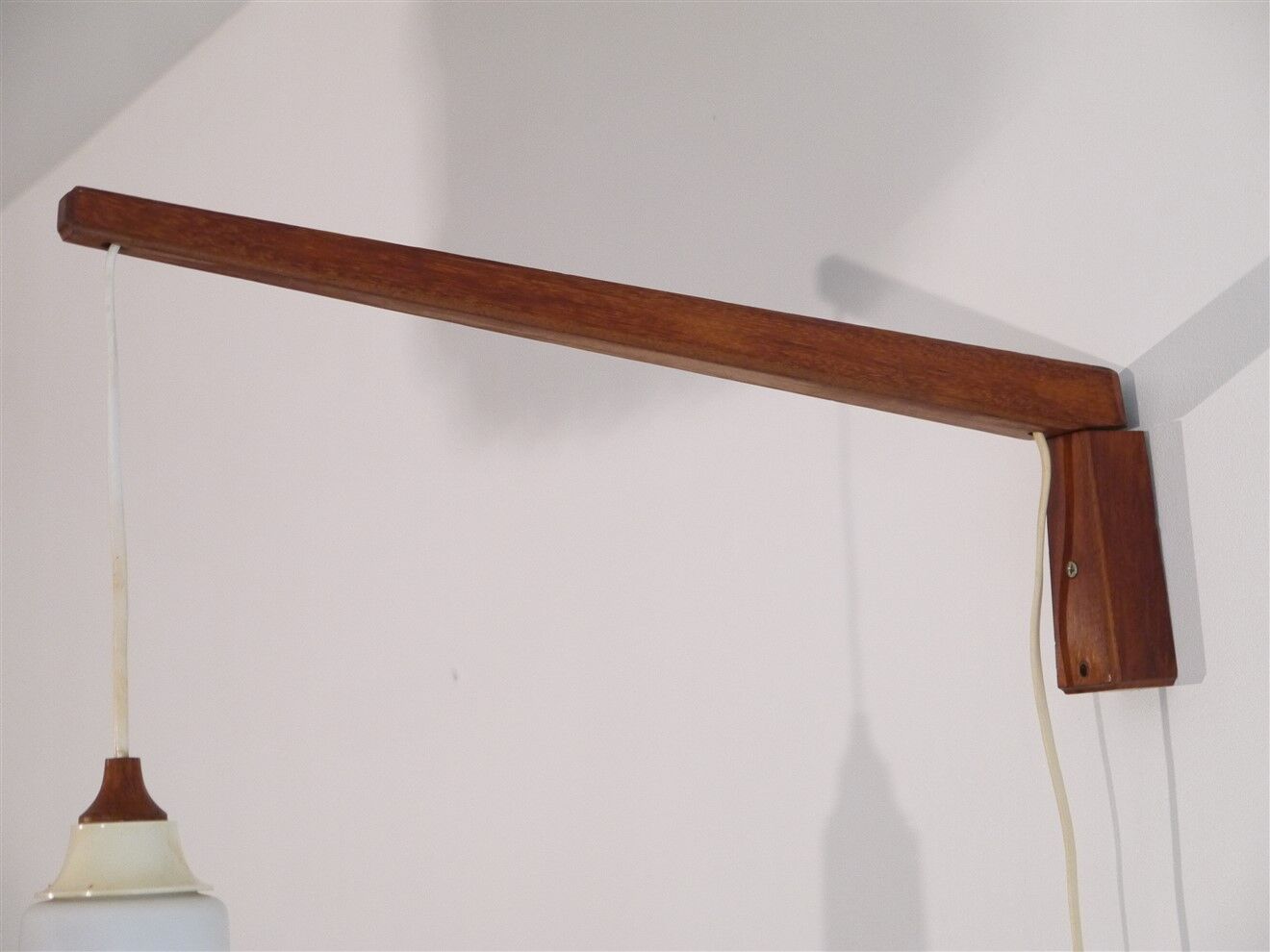 Scandinavian wall lamp "gallows" in wood and opaline 1960