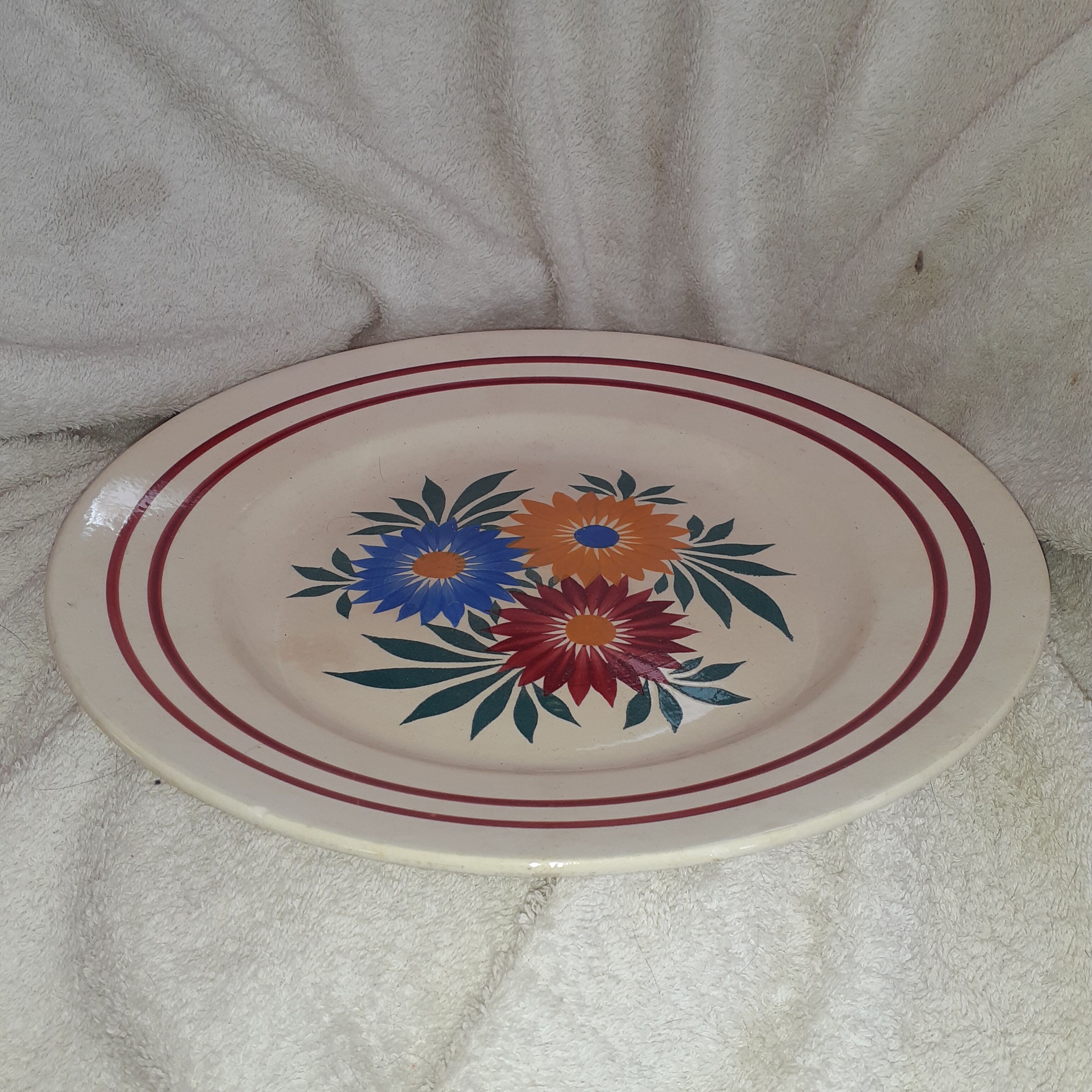2 dishes: a hollow - a dish. Decor hand. M.R.G. Models the flowers.