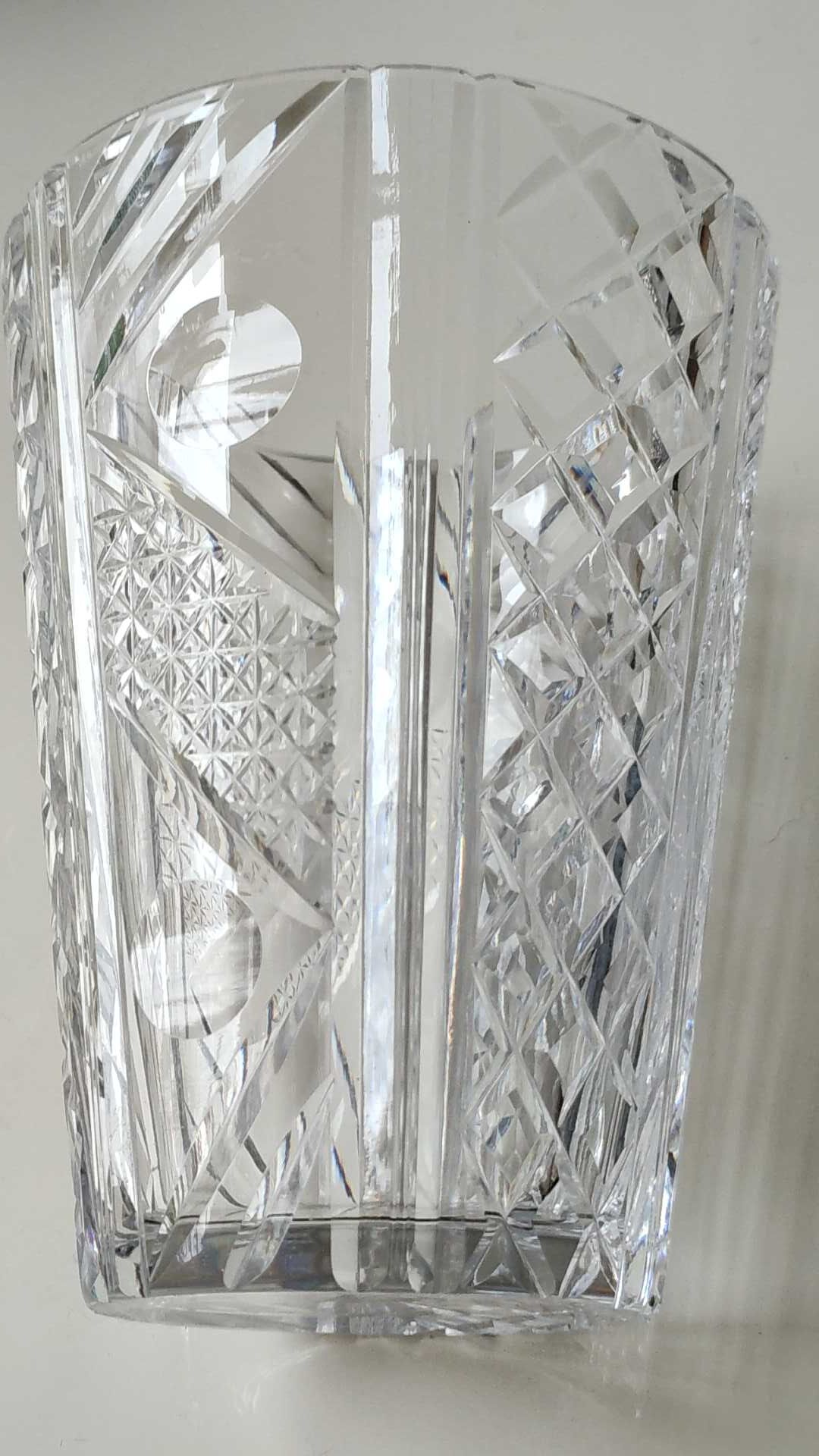 Vintage vase with flared neck in cut crystal - Decorated with geometric patterns / diamond braces