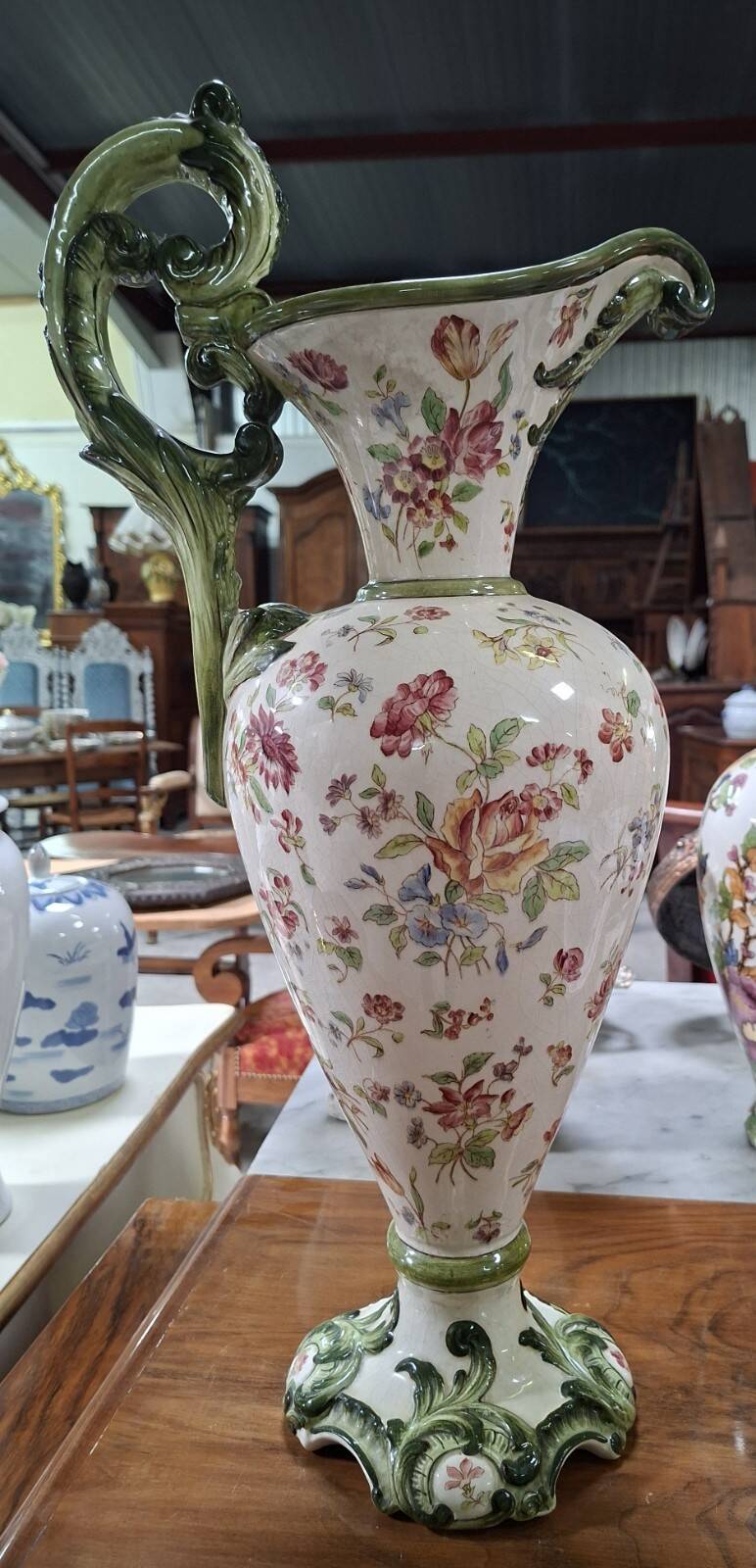 aiguière décorative en faïence polychrome – Décor floral – Style rocaille