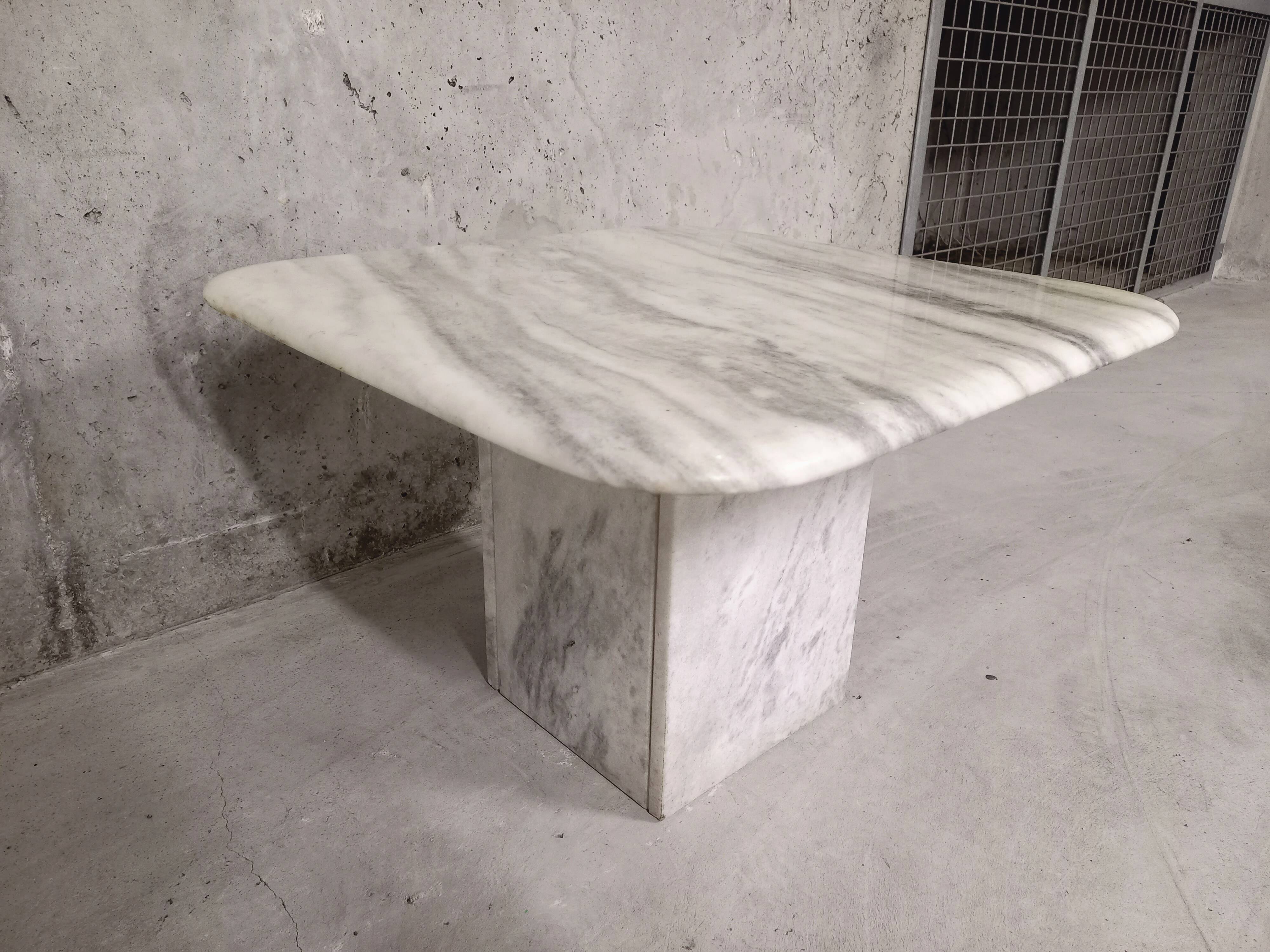 Vintage coffee table in white marble 70s