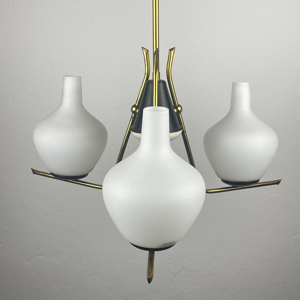 Modern Italian chandelier from the mid-century Stilnovo, 1950s.