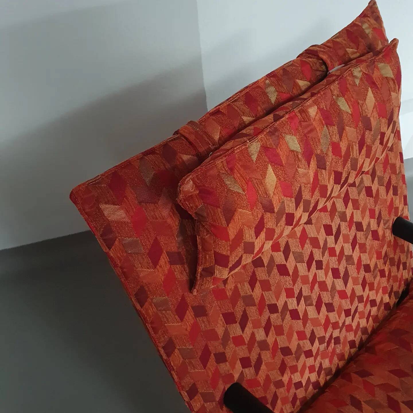 2 x Designed by Burkhard Vogtherr. Manufactured by Arflex in Italy. This Post-Modern ’ T-Line ’