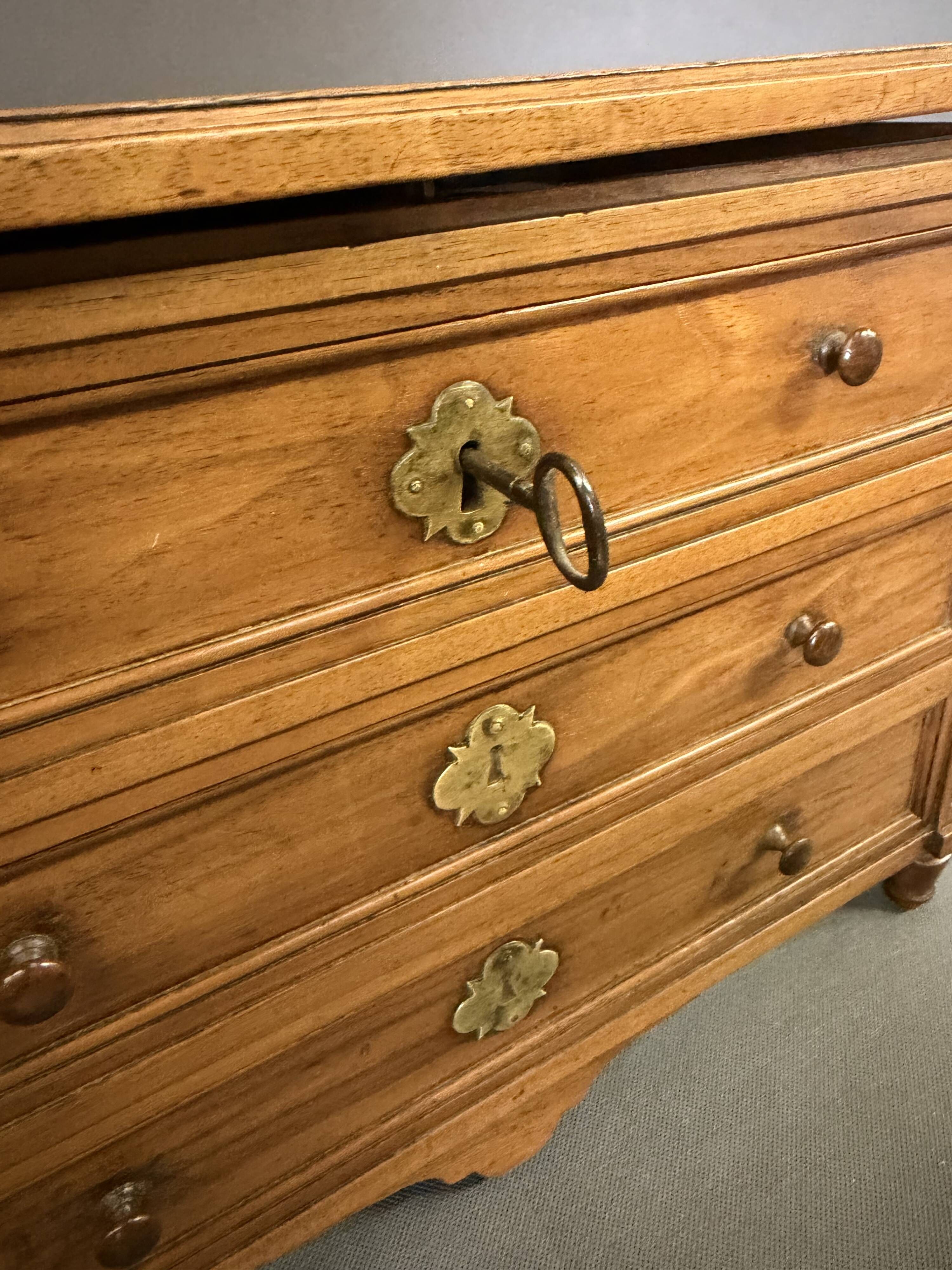 Commode Coffre de Maîtrise Louis XVI en Noyer