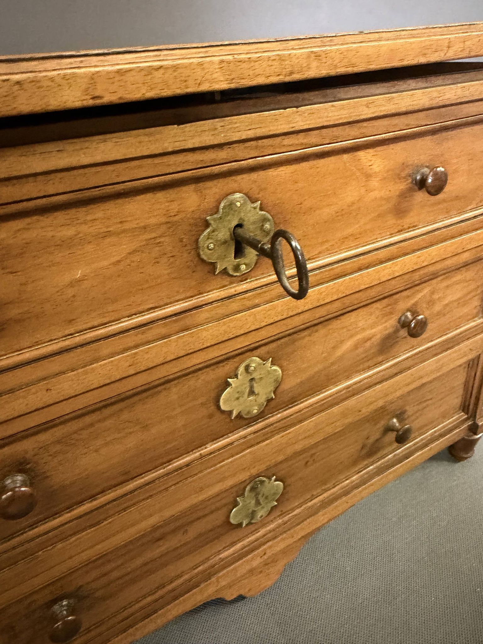 Commode Coffre de Maîtrise Louis XVI en Noyer