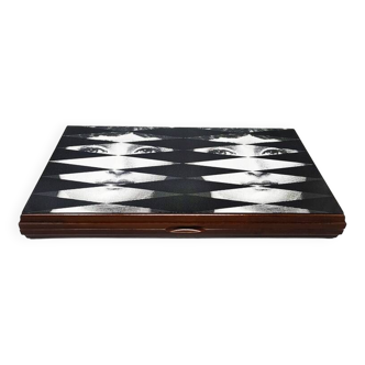 Superbe backgammon Piero Fornasetti des années 1980, en excellent état. Fabriqué en Italie.