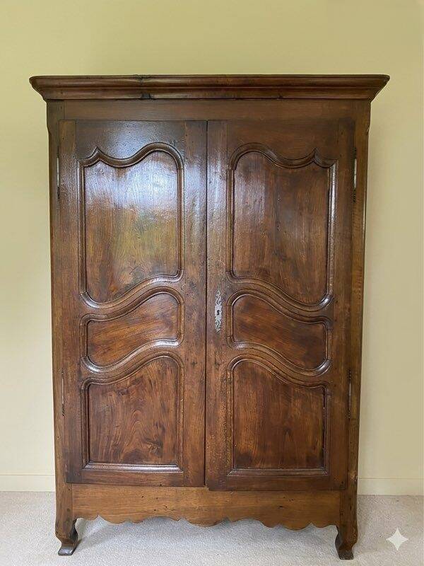 Antique solid wood wardrobe – Compact size (Ideal for small spaces)